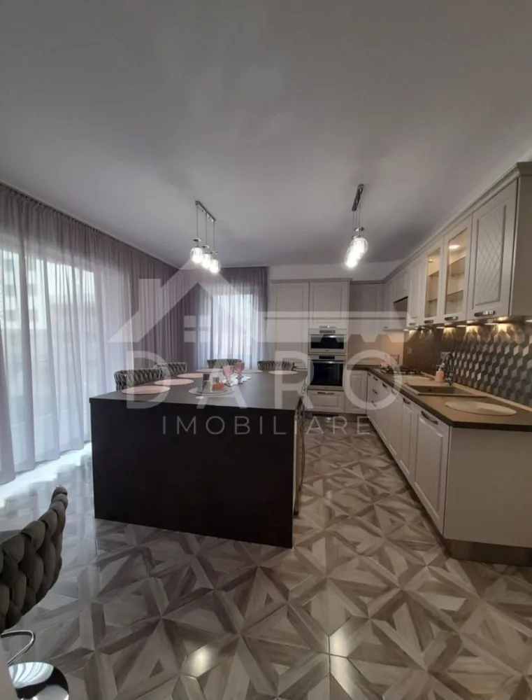 🏡 Apartament de lux cu 2 camere | Livezeni | Parcare subterană - 🏡 Apartament de lux cu 2 camere | Livezeni | Parcare subterană Se oferă spre vânzare apartament modern, cu finisaje premium, situat în Livezeni, la doar 1,5 km de Târgu Mureș, într-o zonă liniștită, cu acces rapid către oraș. 📍 Aproape de hipermarket-uri, școli, spitale și principalele puncte de interes. Compartimentare Living cu bucătărie open space Dormitor spațios Baie Debara Antreu Terasă Imobil dotat cu lift 🚗 Loc de parcare subteran cu barieră inclus Dotări premium ✔ Mobilat complet, finisaje de calitate ✔ Electrocasnice Whirlpool: Frigider încorporat Plită pe gaz Cuptor electric încorporat Cuptor cu microunde Mașină de spălat vase Hotă ✔ Mobilier baie Pierre Cardin ✔ Mașină de spălat rufe slim 💎 Ideal pentru locuință personală sau investiție, într-o zonă în plină dezvoltare. 🤝 Proprietate promovată prin DARO Imobiliare 💳 Vrei să cumperi această proprietate și ai nevoie de finanțare? Prin Kiwi Finance îți ofer suport complet și soluții de credit de la mai multe bănci. 📞 Detalii și vizionări: Coman Maria – DARO Imobiliare & Kiwi Finance 📱 0749 535 729 🔑 DARO Imobiliare – găsim proprietatea potrivită 💳 Kiwi Finance – obținem creditul pentru a o cumpăra. }}