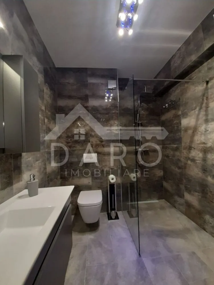 🏡 Apartament de lux cu 2 camere | Livezeni | Parcare subterană - 🏡 Apartament de lux cu 2 camere | Livezeni | Parcare subterană Se oferă spre vânzare apartament modern, cu finisaje premium, situat în Livezeni, la doar 1,5 km de Târgu Mureș, într-o zonă liniștită, cu acces rapid către oraș. 📍 Aproape de hipermarket-uri, școli, spitale și principalele puncte de interes. Compartimentare Living cu bucătărie open space Dormitor spațios Baie Debara Antreu Terasă Imobil dotat cu lift 🚗 Loc de parcare subteran cu barieră inclus Dotări premium ✔ Mobilat complet, finisaje de calitate ✔ Electrocasnice Whirlpool: Frigider încorporat Plită pe gaz Cuptor electric încorporat Cuptor cu microunde Mașină de spălat vase Hotă ✔ Mobilier baie Pierre Cardin ✔ Mașină de spălat rufe slim 💎 Ideal pentru locuință personală sau investiție, într-o zonă în plină dezvoltare. 🤝 Proprietate promovată prin DARO Imobiliare 💳 Vrei să cumperi această proprietate și ai nevoie de finanțare? Prin Kiwi Finance îți ofer suport complet și soluții de credit de la mai multe bănci. 📞 Detalii și vizionări: Coman Maria – DARO Imobiliare & Kiwi Finance 📱 0749 535 729 🔑 DARO Imobiliare – găsim proprietatea potrivită 💳 Kiwi Finance – obținem creditul pentru a o cumpăra. }}