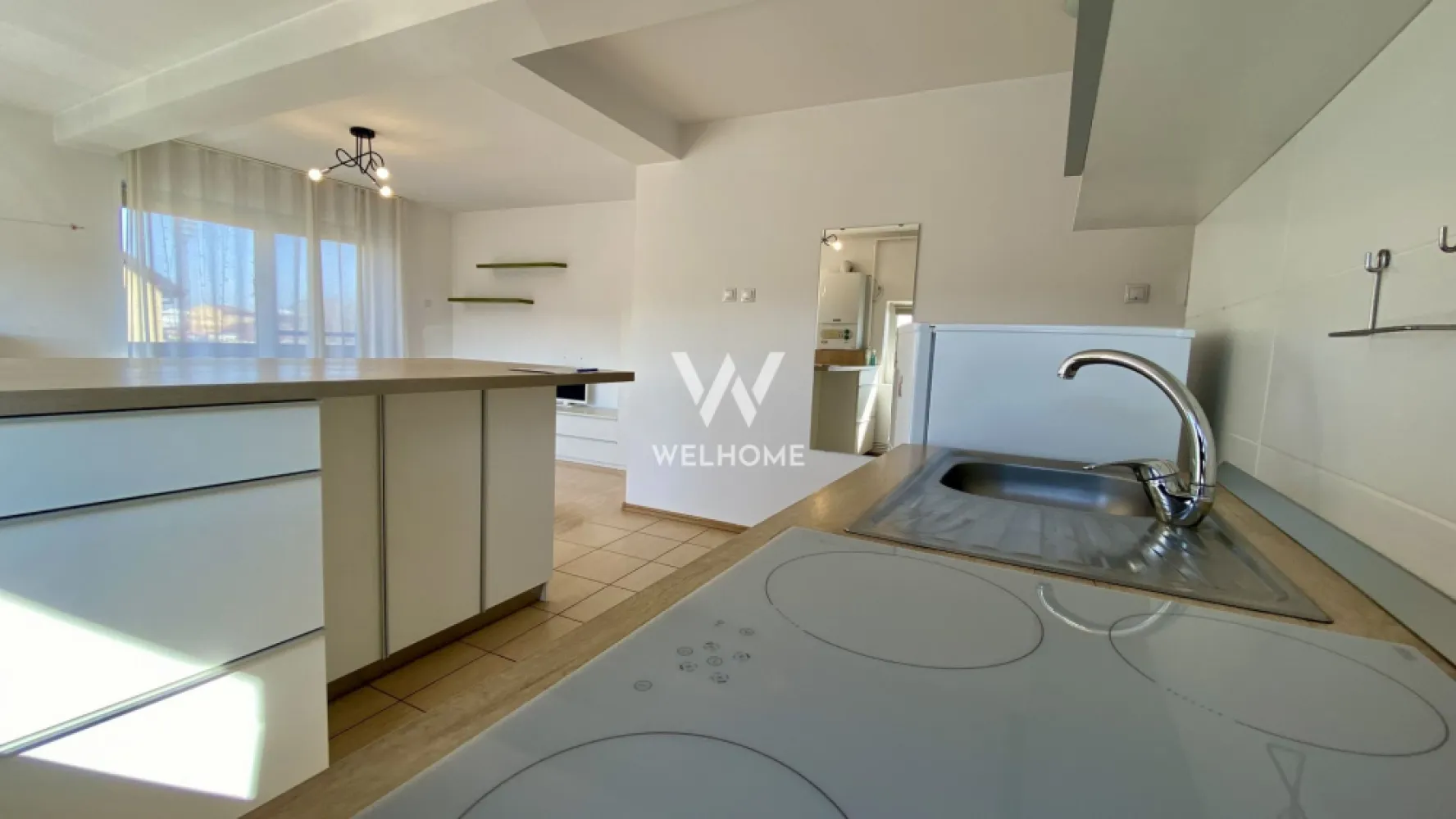 Supper apartament 2 camere zona Promenada Mall. Sibiu - 0% COMISION!!! Spre vânzare un superb apartament semidecomandat cu 2 camere poziționat pe soare, complet mobilat si utilat, disponibil imediat, situat la etajul 2 al unui bloc cu 2 etaje (NU este mansarda). Locație excelentă, zona de case, imediată apropiere de Promenada Mall, centrul istoric, școlar nr.4. Suprafață utila apartamentului este de 43mp insa, datorită compartimentarii inteligente face ca aceasta suprafață sa fie mult mai utila si comoda. Încălzirea este realizată prin calorifere cu centrala proprie pe gaz. Loc de parcare în fața blocului Disponibil pentru mutare imediată. Preț: 91 500 euro Negociabil Tel. 0745 99 55 37 Mihai. }}