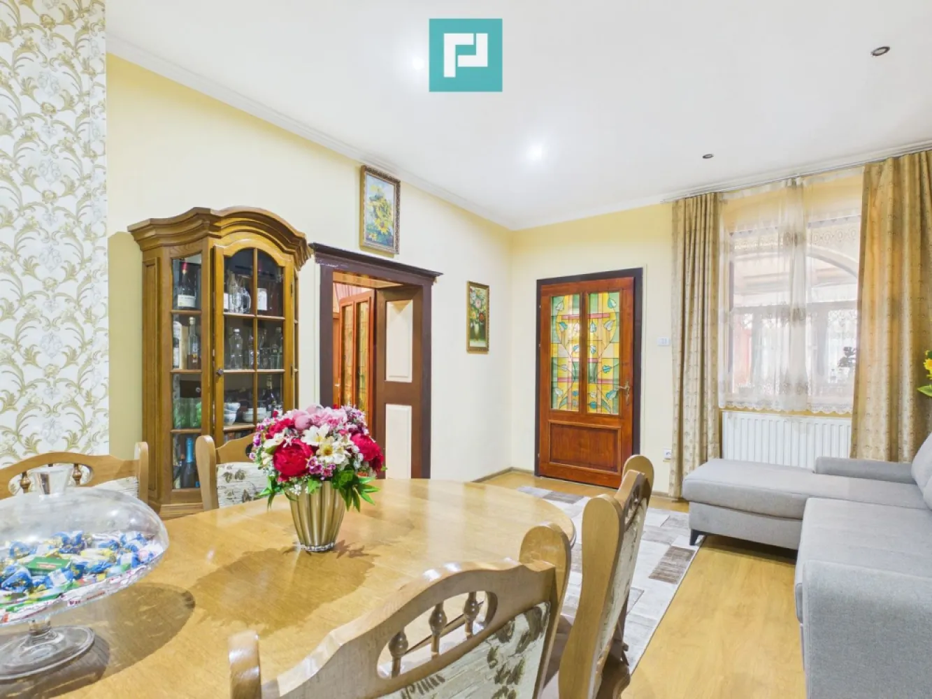 Apartament cu 2 camere pe Str.Episcopiei - Apartament cu 2 camere pe Str.Episcopiei

PropertyLab vă propune spre vânzare un apartament spațios la curte comună pe Str. Episcopiei, Arad

Descoperă un apartament generos și versatil, situat la parter, într-o curte comună liniștită, cu acces securizat prin poartă automată. Proprietatea are o suprafață utilă de 80 mp și 112 mp construiți, fiind ideală atât pentru locuință, cât și pentru investiție.

Compartimentare:
-terasă amenajată ca bucătărie, echipată cu aragaz și cuptor
-bucătărie separată cu loc de luat masa
-2 camere spațioase
-baie
-dressing

Beneficii suplimentare:
-loc de parcare în curte
-poartă cu telecomandă
-pod comun cu spațiu de depozitare delimitat
-pivniță cu boxă

Apartamentul se vinde mobilat ca în fotografii, cu excepția unor corpuri de mobilier din living.

 Locația centrală pe Strada Episcopiei oferă acces rapid către puncte de interes, magazine, instituții și mijloace de transport.

Pentru detalii și programarea unei vizionări, echipa PropertyLab vă stă cu drag la dispoziție.

Andreea Covaci - Consultant Imobiliar PropertyLab
+40751479311

Augustin Dina - Consultant imobiliar PropertyLab
+4726310776
E-mail: augustin.dina@propertylab.ro

CP2849662