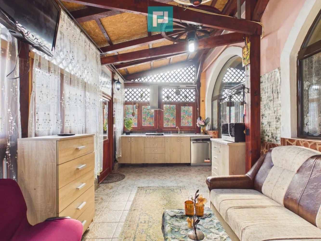 Apartament cu 2 camere pe Str.Episcopiei - Apartament cu 2 camere pe Str.Episcopiei

PropertyLab vă propune spre vânzare un apartament spațios la curte comună pe Str. Episcopiei, Arad

Descoperă un apartament generos și versatil, situat la parter, într-o curte comună liniștită, cu acces securizat prin poartă automată. Proprietatea are o suprafață utilă de 80 mp și 112 mp construiți, fiind ideală atât pentru locuință, cât și pentru investiție.

Compartimentare:
-terasă amenajată ca bucătărie, echipată cu aragaz și cuptor
-bucătărie separată cu loc de luat masa
-2 camere spațioase
-baie
-dressing

Beneficii suplimentare:
-loc de parcare în curte
-poartă cu telecomandă
-pod comun cu spațiu de depozitare delimitat
-pivniță cu boxă

Apartamentul se vinde mobilat ca în fotografii, cu excepția unor corpuri de mobilier din living.

 Locația centrală pe Strada Episcopiei oferă acces rapid către puncte de interes, magazine, instituții și mijloace de transport.

Pentru detalii și programarea unei vizionări, echipa PropertyLab vă stă cu drag la dispoziție.

Andreea Covaci - Consultant Imobiliar PropertyLab
+40751479311

Augustin Dina - Consultant imobiliar PropertyLab
+4726310776
E-mail: augustin.dina@propertylab.ro

CP2849662
