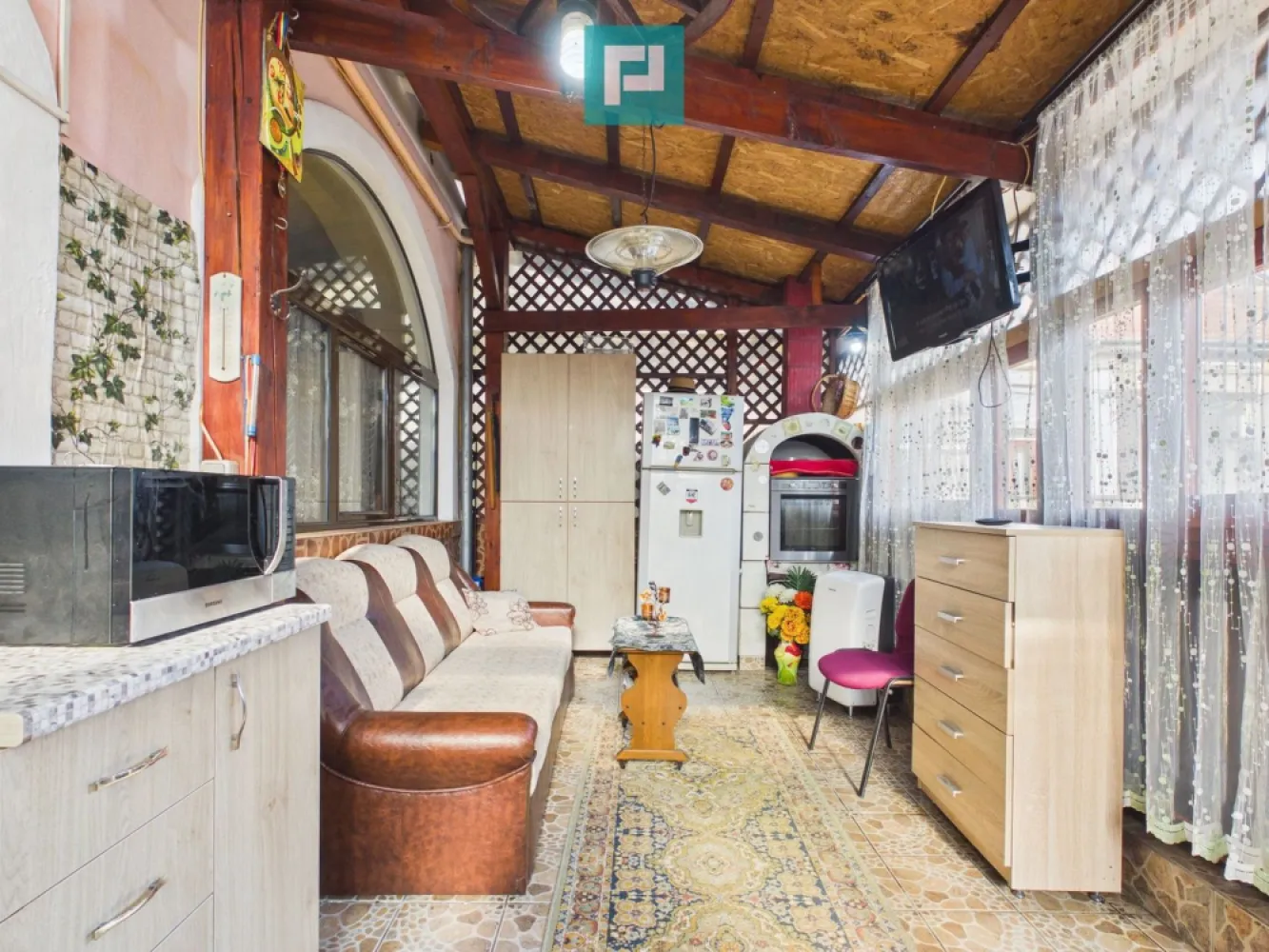 Apartament cu 2 camere pe Str.Episcopiei - Apartament cu 2 camere pe Str.Episcopiei

PropertyLab vă propune spre vânzare un apartament spațios la curte comună pe Str. Episcopiei, Arad

Descoperă un apartament generos și versatil, situat la parter, într-o curte comună liniștită, cu acces securizat prin poartă automată. Proprietatea are o suprafață utilă de 80 mp și 112 mp construiți, fiind ideală atât pentru locuință, cât și pentru investiție.

Compartimentare:
-terasă amenajată ca bucătărie, echipată cu aragaz și cuptor
-bucătărie separată cu loc de luat masa
-2 camere spațioase
-baie
-dressing

Beneficii suplimentare:
-loc de parcare în curte
-poartă cu telecomandă
-pod comun cu spațiu de depozitare delimitat
-pivniță cu boxă

Apartamentul se vinde mobilat ca în fotografii, cu excepția unor corpuri de mobilier din living.

 Locația centrală pe Strada Episcopiei oferă acces rapid către puncte de interes, magazine, instituții și mijloace de transport.

Pentru detalii și programarea unei vizionări, echipa PropertyLab vă stă cu drag la dispoziție.

Andreea Covaci - Consultant Imobiliar PropertyLab
+40751479311

Augustin Dina - Consultant imobiliar PropertyLab
+4726310776
E-mail: augustin.dina@propertylab.ro

CP2849662