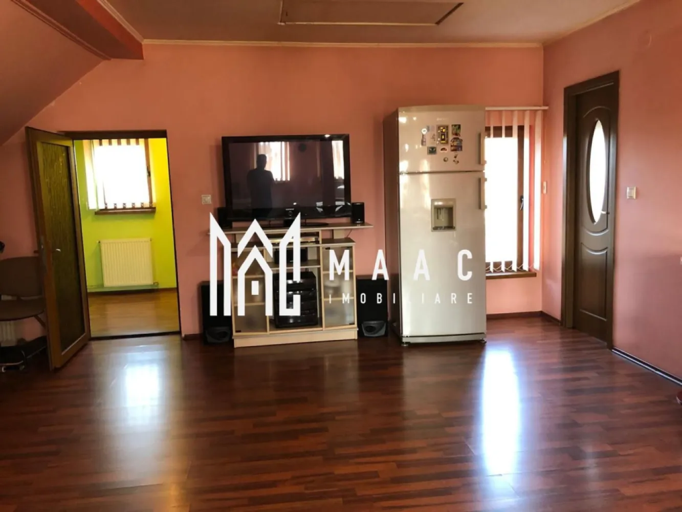 Casa Individuala I 6 Camere I Acces Auto I Curte I Lazaret - MAAC Imobiliare vă propune spre vânzare o casă individuală în Sibiu, situată în zona foarte apreciată Lazaret. Proprietatea este construită în 2008 și oferă o suprafață generoasă, cu 100 mp construiți pe nivel și un total de aproximativ 240 mp utili, fiind potrivită pentru o familie numeroasă, investiție sau locuință cu spații separate pentru mai multe generații. Casa dispune de o curte privată de 300 mp, amenajată cu zonă de grătar — ideală pentru relaxare, timp petrecut în aer liber și activități cu familia. Compartimentare: Demisol-living, dormitor, baie Parter-2 dormitoare, living spațios, baie, bucătărie Mansardă: living cu bucătărie open-space, baie Avantajele proprietății: -casă individuală cu teren propriu -suprafețe generoase și compartimentare ideală pentru două familii -curte mare - 300 mp-cu loc de grătar -zona, Lazaret – cartier liniștit, aproape de centru și infrastructură -potrivită pentru rezidenta, investiție sau închiriere pe etaje Zona Lazaret este una dintre cele mai căutate zone rezidențiale din oraș, oferind acces rapid către puncte de interes, transport public, magazine, centre comerciale și școli, ceea ce face ca această casă să fie o alegere excelentă pentru o viață confortabilă în Sibiu. Pentru mai multe detalii, precizați telefonic că ați văzut anunțul cu ID: CP2840320. }}