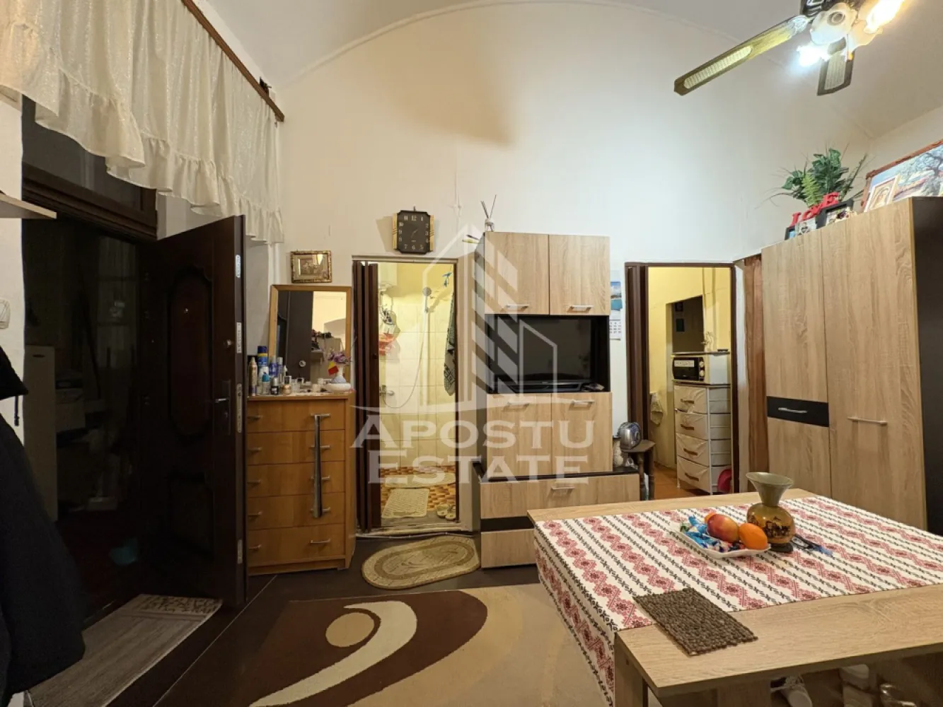 Ultracentral Piața Libertății 54 mp, Loc parcare - Apostu Estate propune în exclusivitate spre vânzare un apartament cu o cameră, bucătărie separată, baie și spațiu de depozitare, cu suprafață utilă de 54 mp, situat la parterul unui imobil istoric din zona Piața Libertății – strada Lucian Blaga.

Proprietatea oferă posibilitatea realizării accesului direct din stradă, aspect ce permite transformarea în spațiu comercial sau utilizarea pentru alte tipuri de activități (birou, cabinet, atelier, studio).

Dispune de loc de parcare în curtea imobilului, cu acces controlat prin telecomanda.

O proprietate ideală pentru locuinţă personală sau investiţie, în centrul orașul Timişoarei.