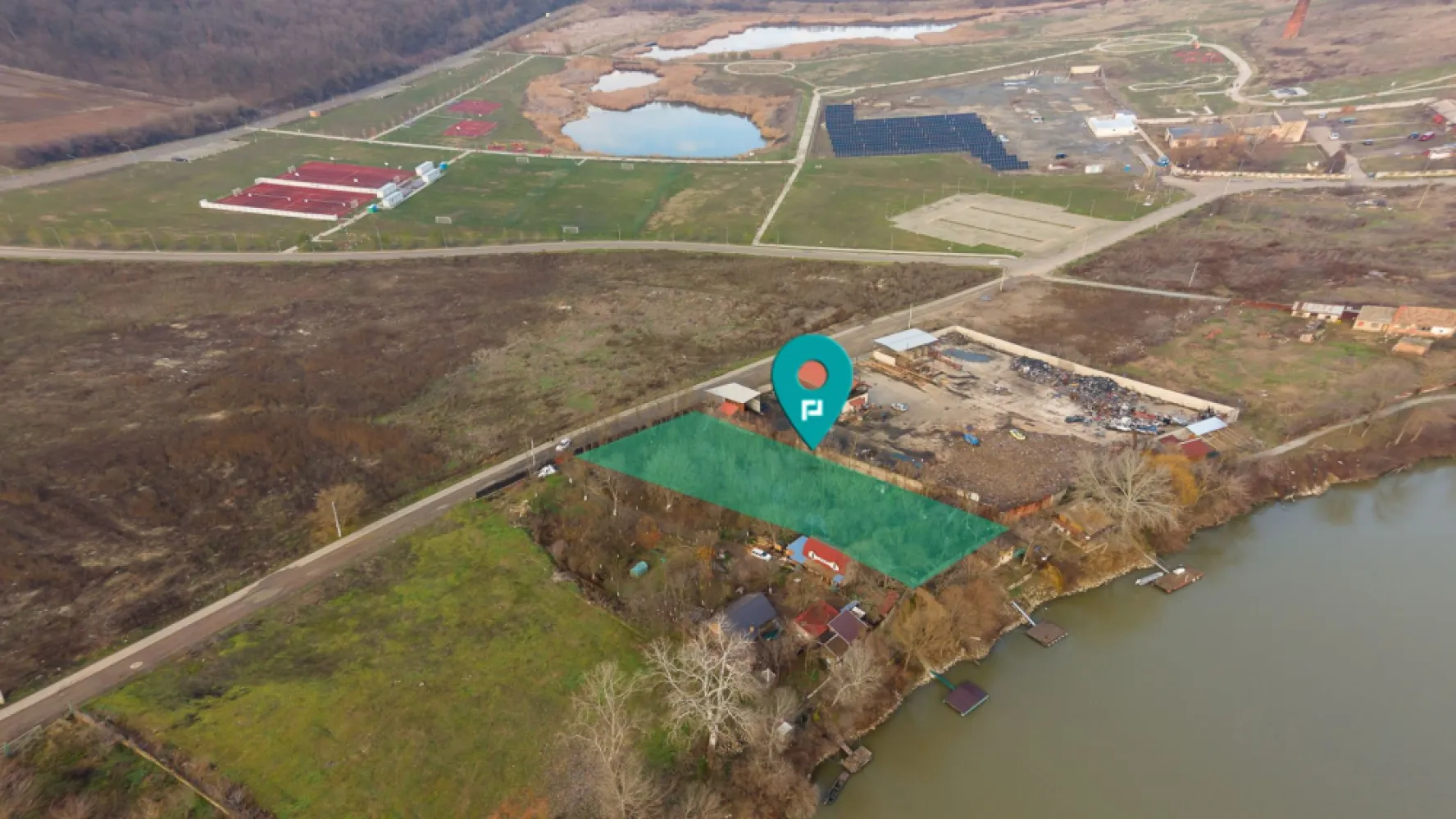 Teren intravilan 2.600 mp pe Malul Mureșului Alfa - Teren intravilan 2.600 mp pe Malul Mureșului – Zonă de agrement Ceala, Mărului Alfa

PropertyLab vă propune spre vânzare un teren intravilan de 2.600 mp, situat într-una dintre cele mai căutate și în dezvoltare zone ale Aradului – Malul Mureșului, în apropierea pădurii Ceala, în perimetrul cartierului Mărului Alfa.

 Localizare premium
Proprietatea se află la doar câteva minute de centrul Aradului, într-o zonă liniștită, verde și ideală pentru rezidență sau investiție. Accesul este facil, fiind aproape de legătura către Podgoria, cartierul Alfa, autostrada și traseele principale de circulație.

 Zonă de agrement în plină dezvoltare
La doar câțiva pași se află noua zonă de agrement de pe Malul Mureșului, dotată cu:
• terenuri de tenis, fotbal și baschet
• pistă modernă de biciclete și trasee pentru jogging
• acces direct la pădurea Ceala, ideală pentru plimbări și activități outdoor

Această amplasare face din teren una dintre cele mai atractive opțiuni pentru cei care își doresc o locuință într-un cadru natural sau pentru investitori orientați spre proiecte de tip HORECA, agrement sau recreere.

 Caracteristici teren
• Suprafață: 2.600 mp
• Front stradal: 34 m
• Adâncime: 72 m
• Regim: Intravilan
• Utilități: curent și apă în proximitate

 Ideal pentru:
• construcția unei case moderne în natură
• pensiune, cabană, restaurant sau alte proiecte turistice
• investiție pe termen lung într-o zonă cu potențial ridicat de dezvoltare

Almira Boboc - Consultant Imobiliar PropertyLab
Telefon 0745 06 93 93
E-mail: almira.boboc@propertylab.ro

Cod Proprietate 2849517