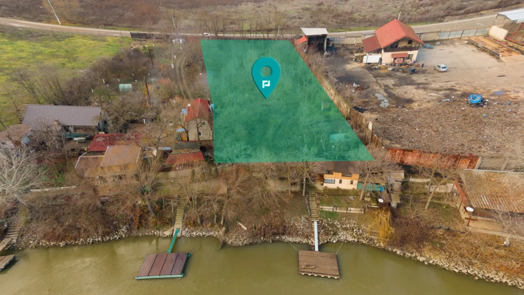 Teren intravilan 2.600 mp pe Malul Mureșului Alfa - Teren intravilan 2.600 mp pe Malul Mureșului – Zonă de agrement Ceala, Mărului Alfa

PropertyLab vă propune spre vânzare un teren intravilan de 2.600 mp, situat într-una dintre cele mai căutate și în dezvoltare zone ale Aradului – Malul Mureșului, în apropierea pădurii Ceala, în perimetrul cartierului Mărului Alfa.

 Localizare premium
Proprietatea se află la doar câteva minute de centrul Aradului, într-o zonă liniștită, verde și ideală pentru rezidență sau investiție. Accesul este facil, fiind aproape de legătura către Podgoria, cartierul Alfa, autostrada și traseele principale de circulație.

 Zonă de agrement în plină dezvoltare
La doar câțiva pași se află noua zonă de agrement de pe Malul Mureșului, dotată cu:
• terenuri de tenis, fotbal și baschet
• pistă modernă de biciclete și trasee pentru jogging
• acces direct la pădurea Ceala, ideală pentru plimbări și activități outdoor

Această amplasare face din teren una dintre cele mai atractive opțiuni pentru cei care își doresc o locuință într-un cadru natural sau pentru investitori orientați spre proiecte de tip HORECA, agrement sau recreere.

 Caracteristici teren
• Suprafață: 2.600 mp
• Front stradal: 34 m
• Adâncime: 72 m
• Regim: Intravilan
• Utilități: curent și apă în proximitate

 Ideal pentru:
• construcția unei case moderne în natură
• pensiune, cabană, restaurant sau alte proiecte turistice
• investiție pe termen lung într-o zonă cu potențial ridicat de dezvoltare

Almira Boboc - Consultant Imobiliar PropertyLab
Telefon 0745 06 93 93
E-mail: almira.boboc@propertylab.ro

Cod Proprietate 2849517