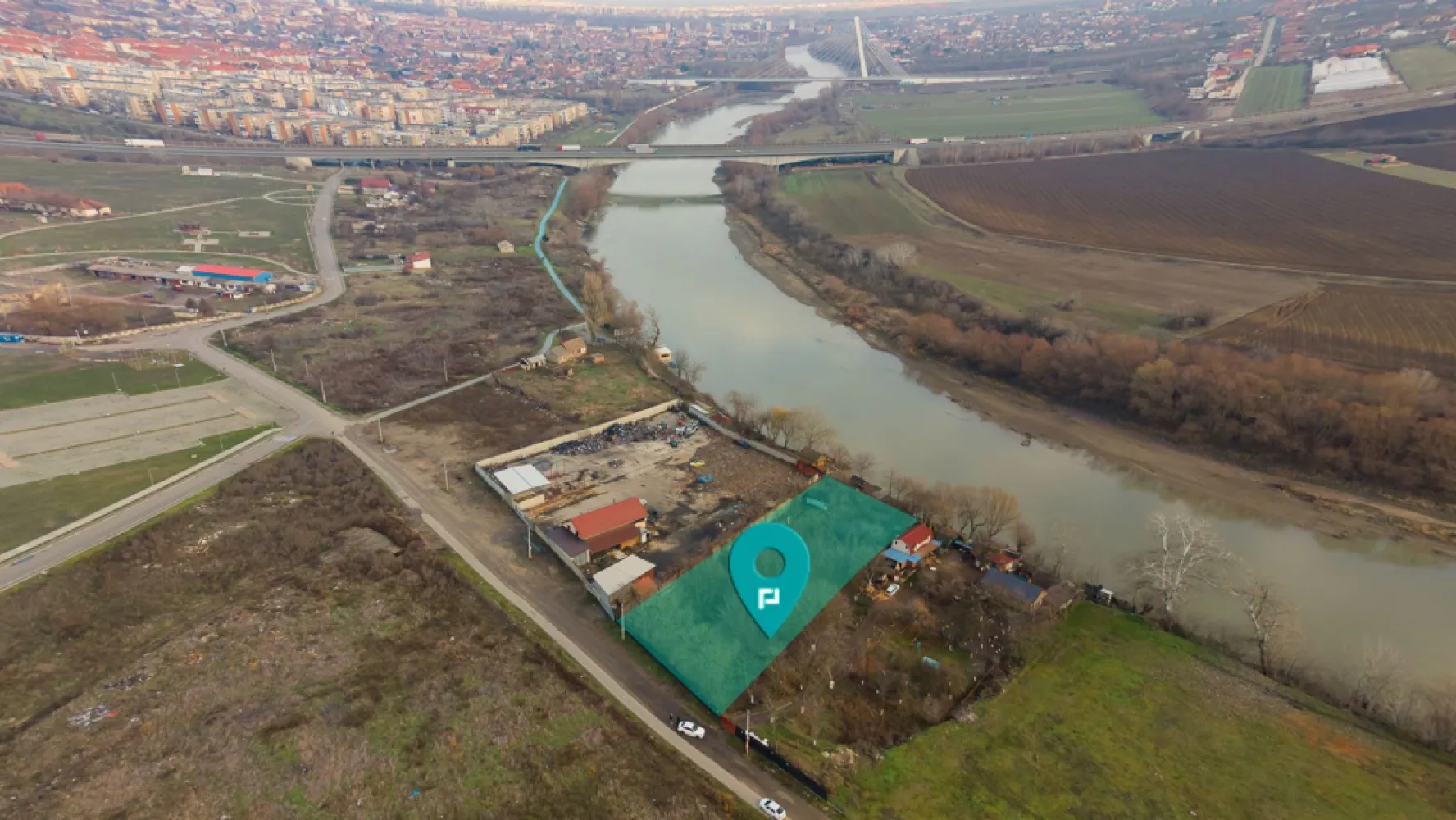 Teren intravilan 2.600 mp pe Malul Mureșului Alfa - Teren intravilan 2.600 mp pe Malul Mureșului – Zonă de agrement Ceala, Mărului Alfa

PropertyLab vă propune spre vânzare un teren intravilan de 2.600 mp, situat într-una dintre cele mai căutate și în dezvoltare zone ale Aradului – Malul Mureșului, în apropierea pădurii Ceala, în perimetrul cartierului Mărului Alfa.

 Localizare premium
Proprietatea se află la doar câteva minute de centrul Aradului, într-o zonă liniștită, verde și ideală pentru rezidență sau investiție. Accesul este facil, fiind aproape de legătura către Podgoria, cartierul Alfa, autostrada și traseele principale de circulație.

 Zonă de agrement în plină dezvoltare
La doar câțiva pași se află noua zonă de agrement de pe Malul Mureșului, dotată cu:
• terenuri de tenis, fotbal și baschet
• pistă modernă de biciclete și trasee pentru jogging
• acces direct la pădurea Ceala, ideală pentru plimbări și activități outdoor

Această amplasare face din teren una dintre cele mai atractive opțiuni pentru cei care își doresc o locuință într-un cadru natural sau pentru investitori orientați spre proiecte de tip HORECA, agrement sau recreere.

 Caracteristici teren
• Suprafață: 2.600 mp
• Front stradal: 34 m
• Adâncime: 72 m
• Regim: Intravilan
• Utilități: curent și apă în proximitate

 Ideal pentru:
• construcția unei case moderne în natură
• pensiune, cabană, restaurant sau alte proiecte turistice
• investiție pe termen lung într-o zonă cu potențial ridicat de dezvoltare

Almira Boboc - Consultant Imobiliar PropertyLab
Telefon 0745 06 93 93
E-mail: almira.boboc@propertylab.ro

Cod Proprietate 2849517