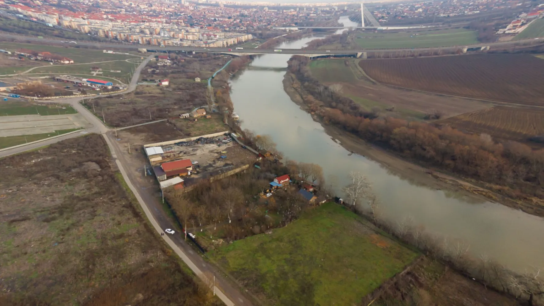 Teren intravilan 2.600 mp pe Malul Mureșului Alfa