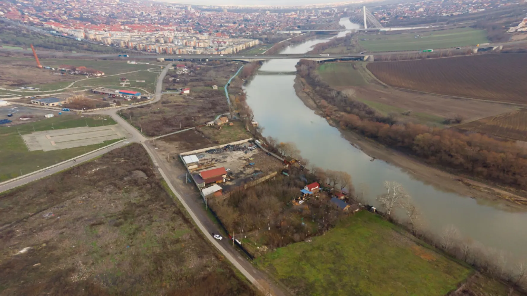 Teren intravilan 2.600 mp pe Malul Mureșului Alfa