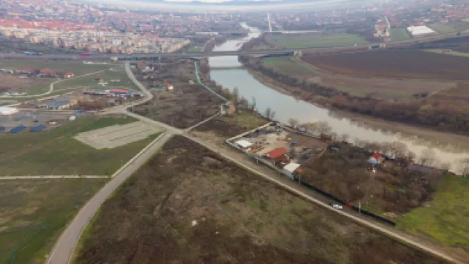 Teren intravilan 2.600 mp pe Malul Mureșului Alfa