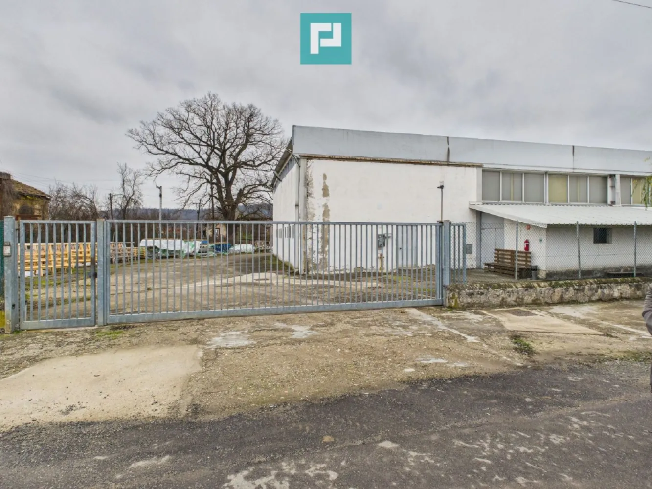 Hală cu teren intravilan de 3500 mp, în Sebiș Arad - PROPERTY LAB vă prezintă spre vânzare:

Hală industrială de vânzare – Sebiș, jud. Arad
Investiție sigură | Venit pasiv din prima zi

Vă propunem spre vânzare o hală industrială solid construită, situată în orașul Sebiș, județul Arad, ideală atât pentru investiție, cât și pentru activități de producție sau depozitare.

An construcție:
1996

Caracteristici construcție:

Structură metalică tip industrial
Pereți din BCA
Acoperiș din panouri sandwich termoizolante
Fundație din beton
Construcție rezistentă la cutremur
Sistem de scurgere apă pluvială

Suprafață:

Suprafață construită hală: 2.000 mp
Teren: 1.500 mp (în jurul halei)

Acces:

Acces în curte prin 2 porți mari
Acces în hală prin 3 porți industriale
Acces TIR – ideal pentru logistică și transport

 Siguranță:

3 hidranți exteriori, alimentați din rețeaua principală de apă

Utilități:

Apă
Curent trifazic
Canalizare
Încălzire pe lemne sau peleți

Compartimentare:

Spațiu hală total:
Magazie: 1.200 mp
Spațiu producție: 800 mp
Birouri:
1 birou cu acces din exterior, dotat cu baie proprie
1 birou cu acces direct din hală

Grupuri sanitare:
8 WC-uri
2 dușuri
Vestiar pentru muncitori

 Destinații posibile:

Hală de producție
Depozitare / logistică
Atelier de lucru
Unitate de stocare
Sală de sport
Spălătorie
Clădire de birouri
Service auto
Showroom

 Avantaj major:

 Hala este în prezent închiriată, cu chiriași care desfășoară o afacere prosperă.
 Se poate prelua cu chiriași, generând venit pasiv imediat din momentul achiziției.
 Cheltuieli reduse și câștig substanțial.

Sper că această propunere îndeplinește așteptările dumneavoastră.

Pentru mai multe informații sau pentru a programa o vizionare, nu ezitați să mă contactați!

Claudiu Coșeri - Consultant Imobiliar Propertylab
Telefon: 0741 406 291

CP2849041