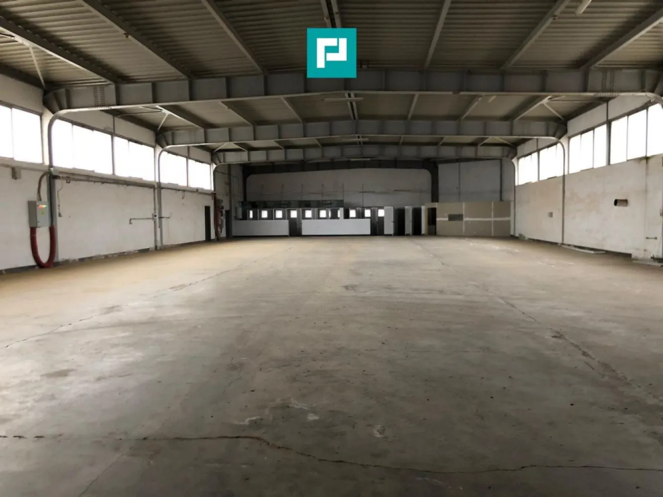 Hală cu teren intravilan de 3500 mp, în Sebiș Arad - PROPERTY LAB vă prezintă spre vânzare:

Hală industrială de vânzare – Sebiș, jud. Arad
Investiție sigură | Venit pasiv din prima zi

Vă propunem spre vânzare o hală industrială solid construită, situată în orașul Sebiș, județul Arad, ideală atât pentru investiție, cât și pentru activități de producție sau depozitare.

An construcție:
1996

Caracteristici construcție:

Structură metalică tip industrial
Pereți din BCA
Acoperiș din panouri sandwich termoizolante
Fundație din beton
Construcție rezistentă la cutremur
Sistem de scurgere apă pluvială

Suprafață:

Suprafață construită hală: 2.000 mp
Teren: 1.500 mp (în jurul halei)

Acces:

Acces în curte prin 2 porți mari
Acces în hală prin 3 porți industriale
Acces TIR – ideal pentru logistică și transport

 Siguranță:

3 hidranți exteriori, alimentați din rețeaua principală de apă

Utilități:

Apă
Curent trifazic
Canalizare
Încălzire pe lemne sau peleți

Compartimentare:

Spațiu hală total:
Magazie: 1.200 mp
Spațiu producție: 800 mp
Birouri:
1 birou cu acces din exterior, dotat cu baie proprie
1 birou cu acces direct din hală

Grupuri sanitare:
8 WC-uri
2 dușuri
Vestiar pentru muncitori

 Destinații posibile:

Hală de producție
Depozitare / logistică
Atelier de lucru
Unitate de stocare
Sală de sport
Spălătorie
Clădire de birouri
Service auto
Showroom

 Avantaj major:

 Hala este în prezent închiriată, cu chiriași care desfășoară o afacere prosperă.
 Se poate prelua cu chiriași, generând venit pasiv imediat din momentul achiziției.
 Cheltuieli reduse și câștig substanțial.

Sper că această propunere îndeplinește așteptările dumneavoastră.

Pentru mai multe informații sau pentru a programa o vizionare, nu ezitați să mă contactați!

Claudiu Coșeri - Consultant Imobiliar Propertylab
Telefon: 0741 406 291

CP2849041