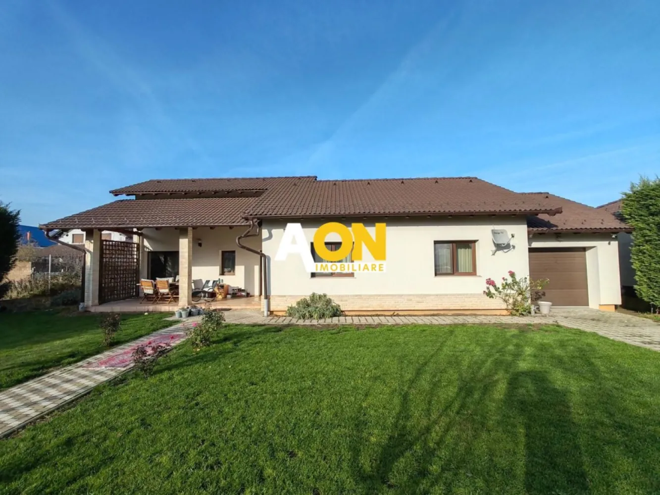Casa 3 Camere, 179 mp Construiti, Teren 784 mp, Zona Cetate - AON Imobiliare ofera spre vanzare proprietate compusa din casa cu 3 camere, suprafata construita 179 mp, teren 784 mp (cu deschidere la strada de 25 ml), aflata intr-o zona linistita din zona Cetate.
Casa este compusa din living cu bucatarie open space, 2 dormitoare, 2 bai, dressing, garaj (care cu o minima investitie, poate fi transformat in al treilea dormitor) si terasa.
Constructia a fost executata si finisata cu materiale de calitate (de catre proprietar, pentru folosinta personala), iar proprietatea beneficiaza de amenajari si imbunatatiri multiple .
Se vinde mobilata si utilata ca in poze.
ID 2847737
