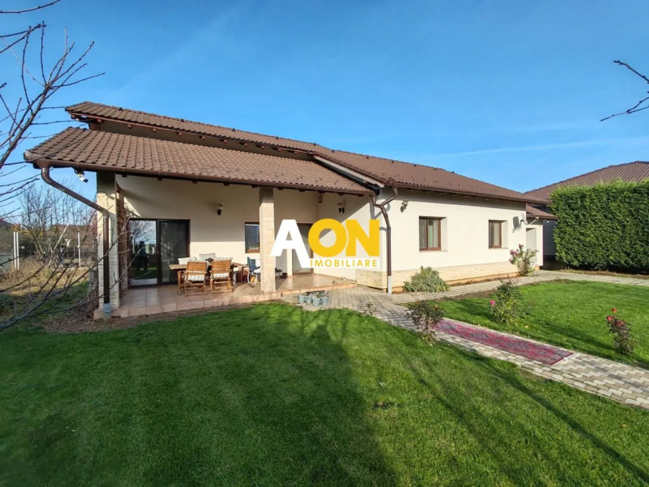 Casa 3 Camere, 179 mp Construiti, Teren 784 mp, Zona Cetate - AON Imobiliare ofera spre vanzare proprietate compusa din casa cu 3 camere, suprafata construita 179 mp, teren 784 mp (cu deschidere la strada de 25 ml), aflata intr-o zona linistita din zona Cetate.
Casa este compusa din living cu bucatarie open space, 2 dormitoare, 2 bai, dressing, garaj (care cu o minima investitie, poate fi transformat in al treilea dormitor) si terasa.
Constructia a fost executata si finisata cu materiale de calitate (de catre proprietar, pentru folosinta personala), iar proprietatea beneficiaza de amenajari si imbunatatiri multiple .
Se vinde mobilata si utilata ca in poze.
ID 2847737