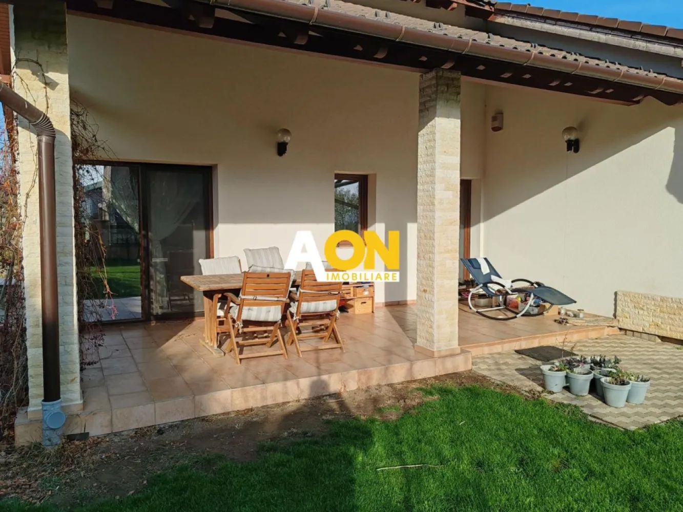 Casa 3 Camere, 179 mp Construiti, Teren 784 mp, Zona Cetate - AON Imobiliare ofera spre vanzare proprietate compusa din casa cu 3 camere, suprafata construita 179 mp, teren 784 mp (cu deschidere la strada de 25 ml), aflata intr-o zona linistita din zona Cetate.
Casa este compusa din living cu bucatarie open space, 2 dormitoare, 2 bai, dressing, garaj (care cu o minima investitie, poate fi transformat in al treilea dormitor) si terasa.
Constructia a fost executata si finisata cu materiale de calitate (de catre proprietar, pentru folosinta personala), iar proprietatea beneficiaza de amenajari si imbunatatiri multiple .
Se vinde mobilata si utilata ca in poze.
ID 2847737