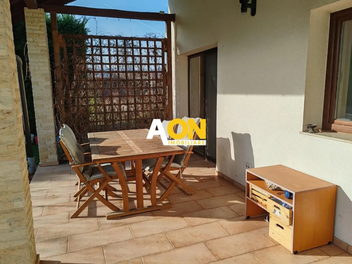 Casa 3 Camere, 179 mp Construiti, Teren 784 mp, Zona Cetate - AON Imobiliare ofera spre vanzare proprietate compusa din casa cu 3 camere, suprafata construita 179 mp, teren 784 mp (cu deschidere la strada de 25 ml), aflata intr-o zona linistita din zona Cetate.
Casa este compusa din living cu bucatarie open space, 2 dormitoare, 2 bai, dressing, garaj (care cu o minima investitie, poate fi transformat in al treilea dormitor) si terasa.
Constructia a fost executata si finisata cu materiale de calitate (de catre proprietar, pentru folosinta personala), iar proprietatea beneficiaza de amenajari si imbunatatiri multiple .
Se vinde mobilata si utilata ca in poze.
ID 2847737