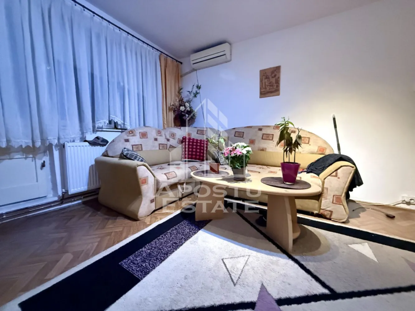 Apartament cu 3 camere de vanzare, zona Girocului, Timisoara - Agentia imobiliara APOSTU ESTATE va propune spre vanzare un apartament cu 3 camere, semidecomandat, localizat in judetul Timis, Timisoara, zona Spitalului Judetean.
Apartamentul este situat la etajul 4 din 4 intr-un bloc cu acoperis din tigla si are o suprafata de 53 mp utili.
Compartimentare:
- Hol de acces
- Bucatarie
- Living spatios
- 2 Dormitoare
- Baie 
- 2 Balcoane
Confortul termic este realizat prin intermediul centralei proprii pe gaz si a aparatului de aer conditionat.
Zona foarte linistita cu numeroase facilitati si puncte de interes precum: acces rapid si usor la mijloacele de transport in comun, parcare amenajata langa bloc, Spitalul Judetean, magazine si supermarket-uri in apropiere, farmacii, institutii de invatamant, restaurante, baruri, cafenele si multe altele.
Agentia imobiliara Apostu Estate va ofera consultanta bancara gratuita prin intermediul colaboratorilor nostri pentru alegerea celui mai potrivit tip de credit, astfel incat tu sa devi noul proprietar al acestui apartament.
Va asteptam cu drag la o vizionare chiar si astazi!
ID intern: CP2842515.