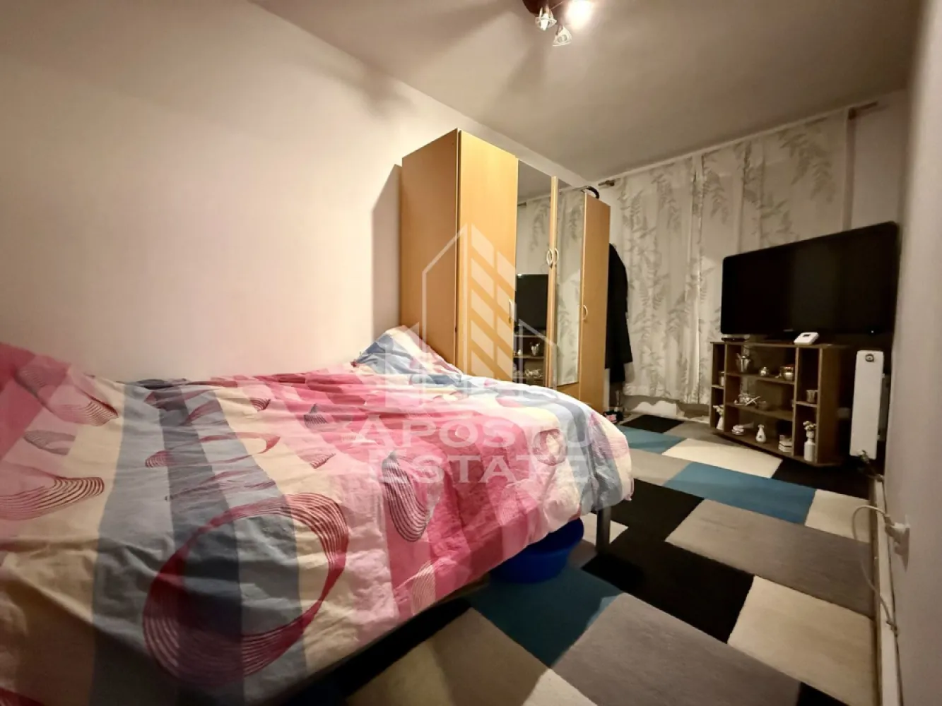 Apartament cu 3 camere de vanzare, zona Girocului, Timisoara - Agentia imobiliara APOSTU ESTATE va propune spre vanzare un apartament cu 3 camere, semidecomandat, localizat in judetul Timis, Timisoara, zona Spitalului Judetean.
Apartamentul este situat la etajul 4 din 4 intr-un bloc cu acoperis din tigla si are o suprafata de 53 mp utili.
Compartimentare:
- Hol de acces
- Bucatarie
- Living spatios
- 2 Dormitoare
- Baie 
- 2 Balcoane
Confortul termic este realizat prin intermediul centralei proprii pe gaz si a aparatului de aer conditionat.
Zona foarte linistita cu numeroase facilitati si puncte de interes precum: acces rapid si usor la mijloacele de transport in comun, parcare amenajata langa bloc, Spitalul Judetean, magazine si supermarket-uri in apropiere, farmacii, institutii de invatamant, restaurante, baruri, cafenele si multe altele.
Agentia imobiliara Apostu Estate va ofera consultanta bancara gratuita prin intermediul colaboratorilor nostri pentru alegerea celui mai potrivit tip de credit, astfel incat tu sa devi noul proprietar al acestui apartament.
Va asteptam cu drag la o vizionare chiar si astazi!
ID intern: CP2842515.