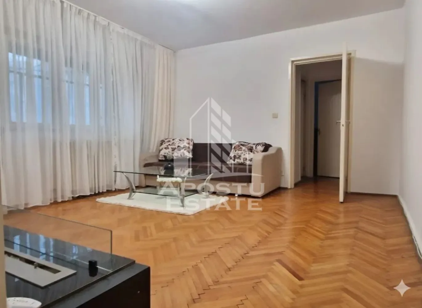 Apartament cu 2 camere de vanzare, zona Girocului, Timisoara - Agentia imobiliara APOSTU ESTATE va propune spre vanzare un apartament cu 2 camere, nemobilat, localizat in judetul Timis, Timisoara, zona Girocului.
Apartamentul este situat la parter inalt si are o suprafata de 50 mp.
Compartimentare:
- Hol de acces
- Bucatarie
- Living
- Dormitor
- Baie cu geam
- Balcon inchis
- 2 Debarale
Confortul termic este realizat prin intermediul termoficarii.
Zona foarte linistita cu numeroase facilitati si puncte de interes precum: acces rapid si usor la mijloacele de transport in comun, parcare amenajata langa bloc, magazine si supermarket-uri in apropiere, farmacii, institutii de invatamant, restaurante, baruri, cafenele si multe altele.
Agentia imobiliara Apostu Estate va ofera consultanta bancara gratuita prin intermediul colaboratorilor nostri pentru alegerea celui mai potrivit tip de credit, astfel incat tu sa devi noul proprietar al acestui apartament.
Va asteptam cu drag la o vizionare chiar si astazi!
ID intern: CP2842426.