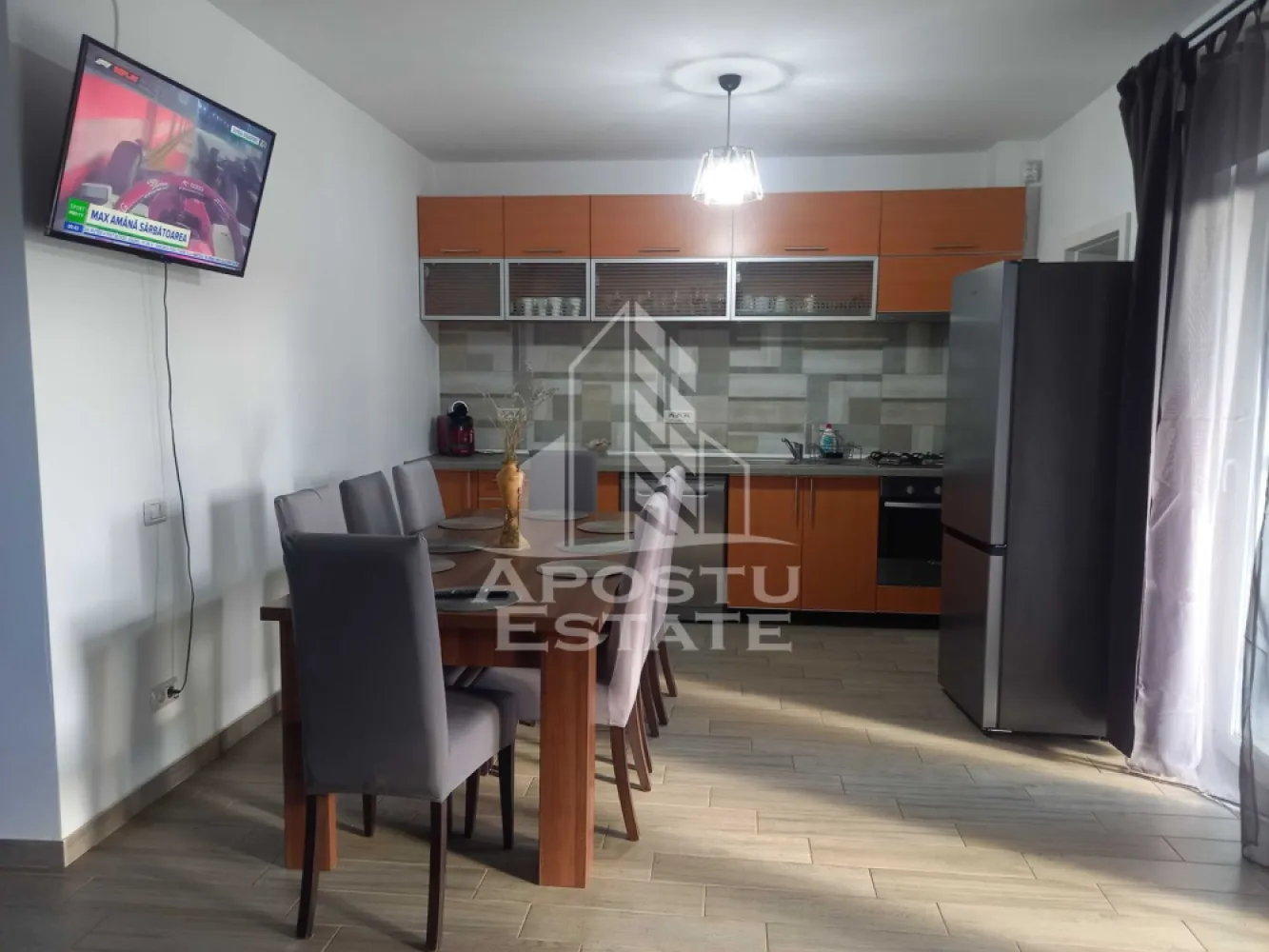 DUplex in Ghiroda , 3 Dormitoare, Gradina Proprie - APOSTU ESTATE va propune spre vânzare un Duplex spatios si elegant, cu 4 camere, situat intr-o zona linistita si bine conectata din Ghiroda , ideal pentru familii sau persoane care doresc un spatiu generos si confortabil.

Suprafata utila: 120 mp
Suprafata Teren : 300 mp
Suprafata Teresa 20 mp

Compartimentare eficienta:

Hol de acces generos

Bucatarie complet mobilata si utilata, cu loc de luat masa

Living luminos si spatios

Duplexul dipune de 3 dormitoare matrimoniale fiecare avand baie proprie cu cabina de dus si balcoane proprii

Confort si facilitati:

Centrala termica proprie pe gaz

Aer conditionat

Loc de parcare inclus in pret

Duplexul este complet mobilat si utilat

Localizare: Zona Ghiroda – liniste, acces facil spre oras, in apropiere de magazine, scoli si mijloace de transport in comun 
Programeaza o vizionare!
ID intern: CP2841855