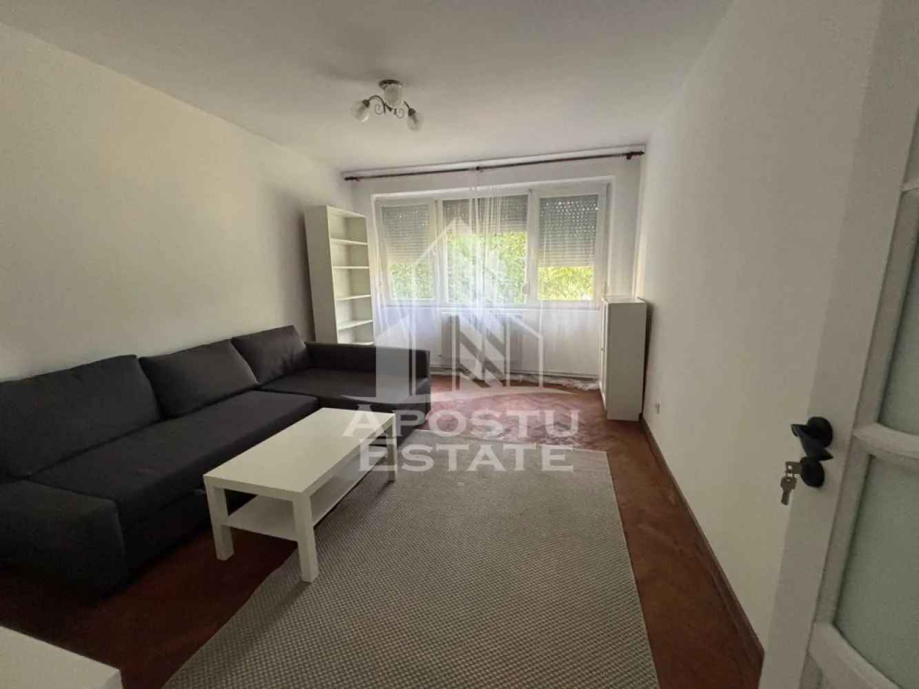 Apartament 2 camere de inchiriat, Zona Gheorghe Lazar, Timisoara - Agentia imobiliara APOSTU ESTATE va propune spre inchiriere un apartament cu 2 camere, spatios si luminos, situat in zona Gheorghe Lazar, o zona linistita si bine pozitionata din Timisoara, potrivit pentru cupluri,familii, sau studenti care isi doresc o locuinta unde sa se simta confortabil si cu acces facil catre scoli, statii de autobuz, supermarketuri , magazine de zona, parcuri.

Suprafata utila: 55 mp
Compartimentare eficienta:
-Hol de acces generos
-Bucatarie complet mobilata si utilata, cu loc de luat masa
-Living luminos si spatios
-Dormitor mobilat si utilat
-Baie prevazuta cu cada

Confort si facilitati:
-Incalzirea apartamentului: colterm
-Apartamentul este complet mobilat si utilat
-Se accepta animale de companie de catre proprietar

Localizare:
-Timis,Timisoara, zona Gheorghe Lazar– acces facil spre magazine, scoli, parcuri si mijloace de transport in comun.

Ideal pentru:
-Familii
-Cupluri
-Studenti

Disponibilitate: imediata
Pret chirie lunara: 400 euro ( usor negociabil)
Programeaza o vizionare pentru a-ti putea imagina viitorul aici!
ID intern: CP2883171