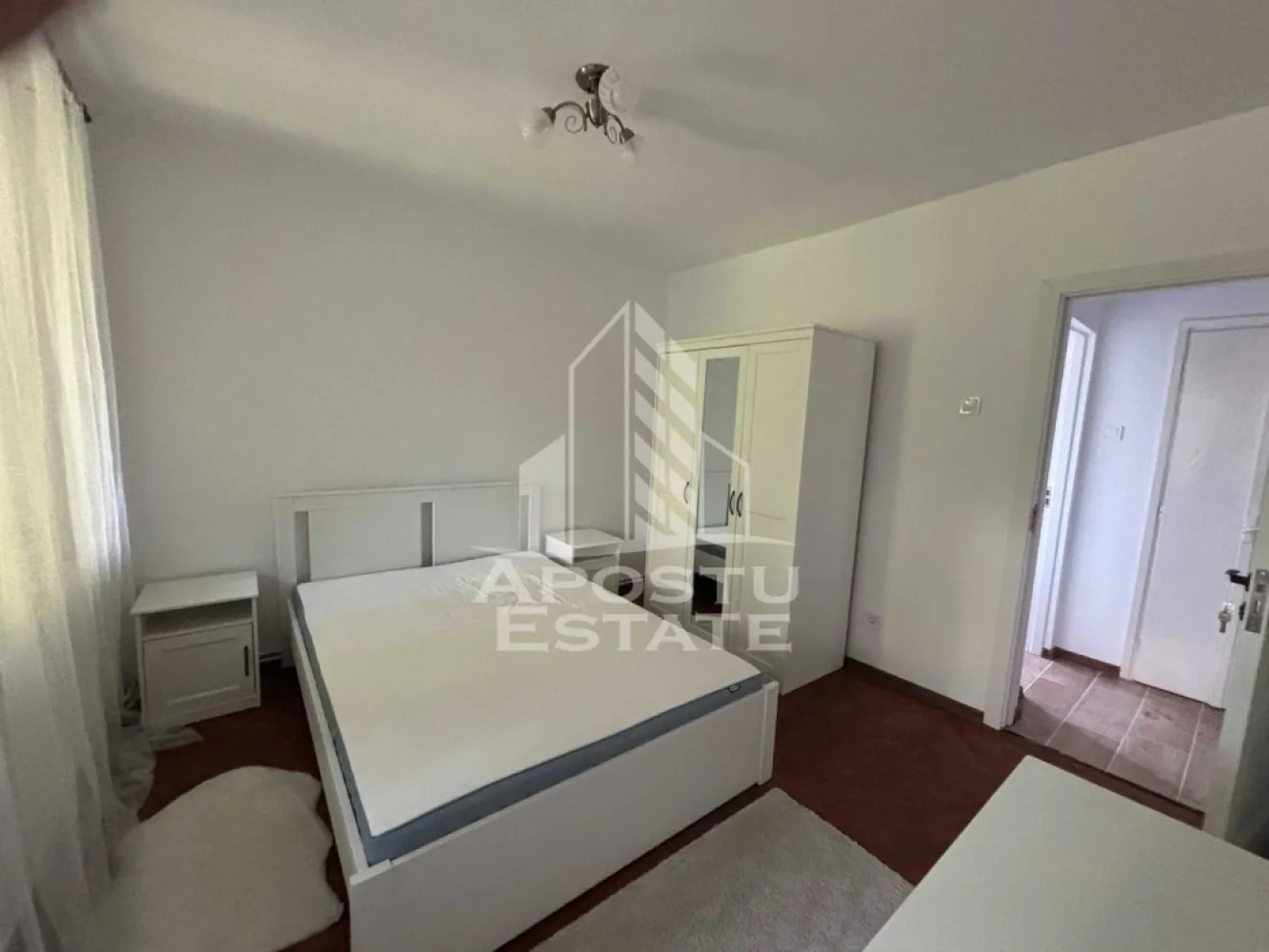 Apartament 2 camere de inchiriat, Zona Gheorghe Lazar, Timisoara - Agentia imobiliara APOSTU ESTATE va propune spre inchiriere un apartament cu 2 camere, spatios si luminos, situat in zona Gheorghe Lazar, o zona linistita si bine pozitionata din Timisoara, potrivit pentru cupluri,familii, sau studenti care isi doresc o locuinta unde sa se simta confortabil si cu acces facil catre scoli, statii de autobuz, supermarketuri , magazine de zona, parcuri.

Suprafata utila: 55 mp
Compartimentare eficienta:
-Hol de acces generos
-Bucatarie complet mobilata si utilata, cu loc de luat masa
-Living luminos si spatios
-Dormitor mobilat si utilat
-Baie prevazuta cu cada

Confort si facilitati:
-Incalzirea apartamentului: colterm
-Apartamentul este complet mobilat si utilat
-Se accepta animale de companie de catre proprietar

Localizare:
-Timis,Timisoara, zona Gheorghe Lazar– acces facil spre magazine, scoli, parcuri si mijloace de transport in comun.

Ideal pentru:
-Familii
-Cupluri
-Studenti

Disponibilitate: imediata
Pret chirie lunara: 400 euro ( usor negociabil)
Programeaza o vizionare pentru a-ti putea imagina viitorul aici!
ID intern: CP2883171