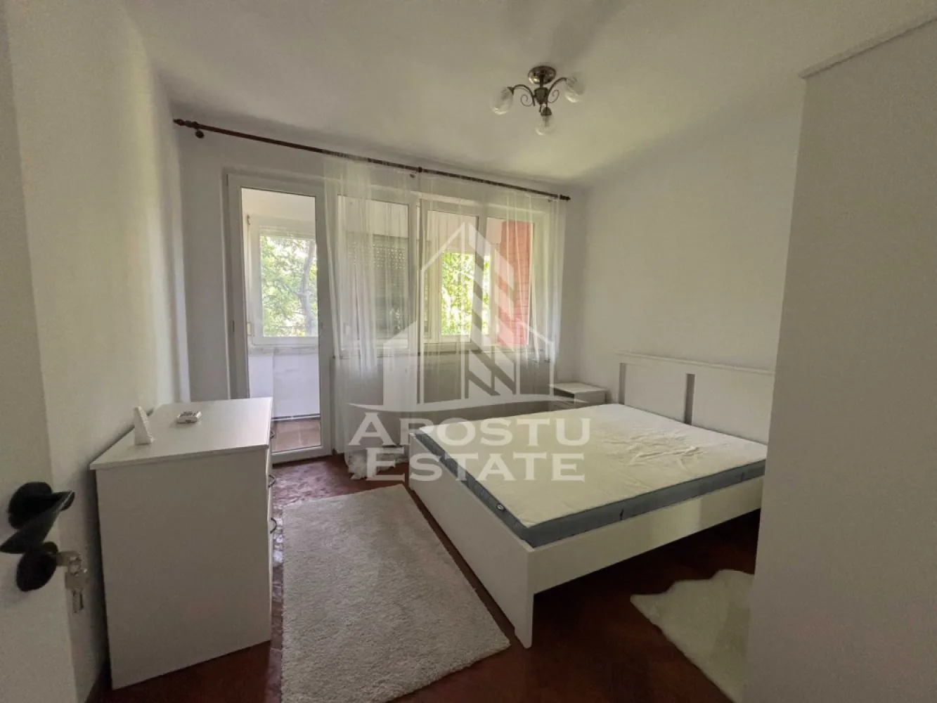 Apartament 2 camere de inchiriat, Zona Gheorghe Lazar, Timisoara - Agentia imobiliara APOSTU ESTATE va propune spre inchiriere un apartament cu 2 camere, spatios si luminos, situat in zona Gheorghe Lazar, o zona linistita si bine pozitionata din Timisoara, potrivit pentru cupluri,familii, sau studenti care isi doresc o locuinta unde sa se simta confortabil si cu acces facil catre scoli, statii de autobuz, supermarketuri , magazine de zona, parcuri.

Suprafata utila: 55 mp
Compartimentare eficienta:
-Hol de acces generos
-Bucatarie complet mobilata si utilata, cu loc de luat masa
-Living luminos si spatios
-Dormitor mobilat si utilat
-Baie prevazuta cu cada

Confort si facilitati:
-Incalzirea apartamentului: colterm
-Apartamentul este complet mobilat si utilat
-Se accepta animale de companie de catre proprietar

Localizare:
-Timis,Timisoara, zona Gheorghe Lazar– acces facil spre magazine, scoli, parcuri si mijloace de transport in comun.

Ideal pentru:
-Familii
-Cupluri
-Studenti

Disponibilitate: imediata
Pret chirie lunara: 400 euro ( usor negociabil)
Programeaza o vizionare pentru a-ti putea imagina viitorul aici!
ID intern: CP2883171
