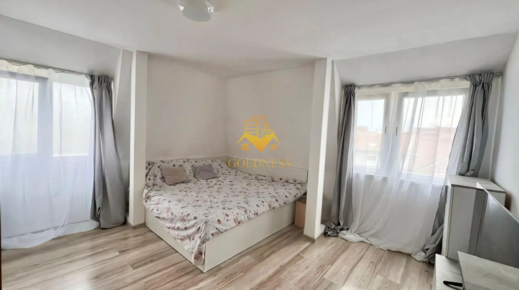 3 camere, Gheorgheni, Zona Iulius Mall, FSEGA, Interservisan - GOLDNESS Imobiliare vă propune spre vânzare un apartament cu 3 camere (2 dormitoare + living cu bucătărie open space), situat la mansardă, în cartierul Gheorgheni, în apropierea zonei Interservisan, zonă liniștită și plăcută.

Apartamentul are o suprafață utilă de 73 mp, este parte dintr-un imobil construit în anul 2000 și dispune de curte comună, ideală pentru relaxare și intimitate.
Compartimentare:

 - dormitor cu pat matrimonial, dressing
 - dormitor cu pat matrimonial, dressing, birou
 - living cu bucatarie open space complet utilată și mobilată, canapea extensibilă, loc de servit masa 
 - baie cu cabină de duș, calorifer port prosop și dulap pentru depozitare.
 - balcon închis.
 - spații de depozitare practice

Dotări: centrală proprie, mobilier modern, electrocasnice (frigider, aragaz, hotă, mașină de spălat etc.).

Avantaje:
✔ Zonă retrasă, ferită de agitația orașului
✔ Compartimentare practică și luminoasă
✔ Acces facil către punctele de interes din Gheorgheni și zonele centrale

O opțiune ideală atât ca locuință personală, cât și ca investiție sigură pentru închiriere.

Dacă sunteți interesați de acest apartament și doriți să îl vizionați, sau pentru alte oferte, nu ezitați să ne contactați telefonic sau prin e-mail. Vă stăm la dispoziție!
Pentru intermediere se percepe un comision de 2% din preț.
