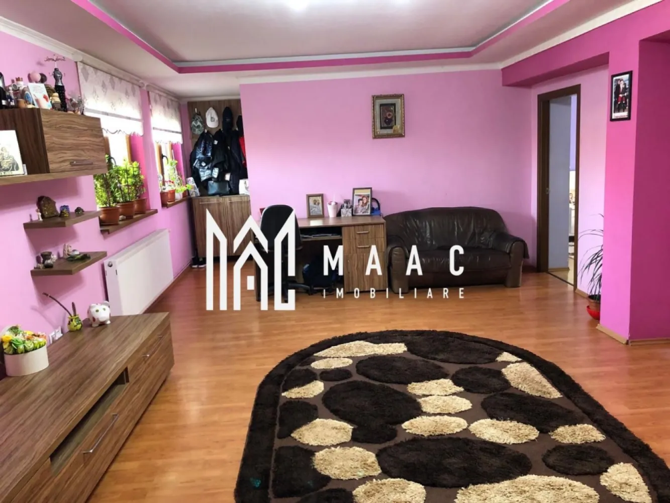 Casa Individuala I 6 Camere I Acces Auto I Curte I Lazaret - MAAC Imobiliare vă propune spre vânzare o casă individuală în Sibiu, situată în zona foarte apreciată Lazaret. Proprietatea este construită în 2008 și oferă o suprafață generoasă, cu 100 mp construiți pe nivel și un total de aproximativ 240 mp utili, fiind potrivită pentru o familie numeroasă, investiție sau locuință cu spații separate pentru mai multe generații. Casa dispune de o curte privată de 300 mp, amenajată cu zonă de grătar — ideală pentru relaxare, timp petrecut în aer liber și activități cu familia. Compartimentare: Demisol-living, dormitor, baie Parter-2 dormitoare, living spațios, baie, bucătărie Mansardă: living cu bucătărie open-space, baie Avantajele proprietății: -casă individuală cu teren propriu -suprafețe generoase și compartimentare ideală pentru două familii -curte mare - 300 mp-cu loc de grătar -zona, Lazaret – cartier liniștit, aproape de centru și infrastructură -potrivită pentru rezidenta, investiție sau închiriere pe etaje Zona Lazaret este una dintre cele mai căutate zone rezidențiale din oraș, oferind acces rapid către puncte de interes, transport public, magazine, centre comerciale și școli, ceea ce face ca această casă să fie o alegere excelentă pentru o viață confortabilă în Sibiu. Pentru mai multe detalii, precizați telefonic că ați văzut anunțul cu ID: CP2840320. }}
