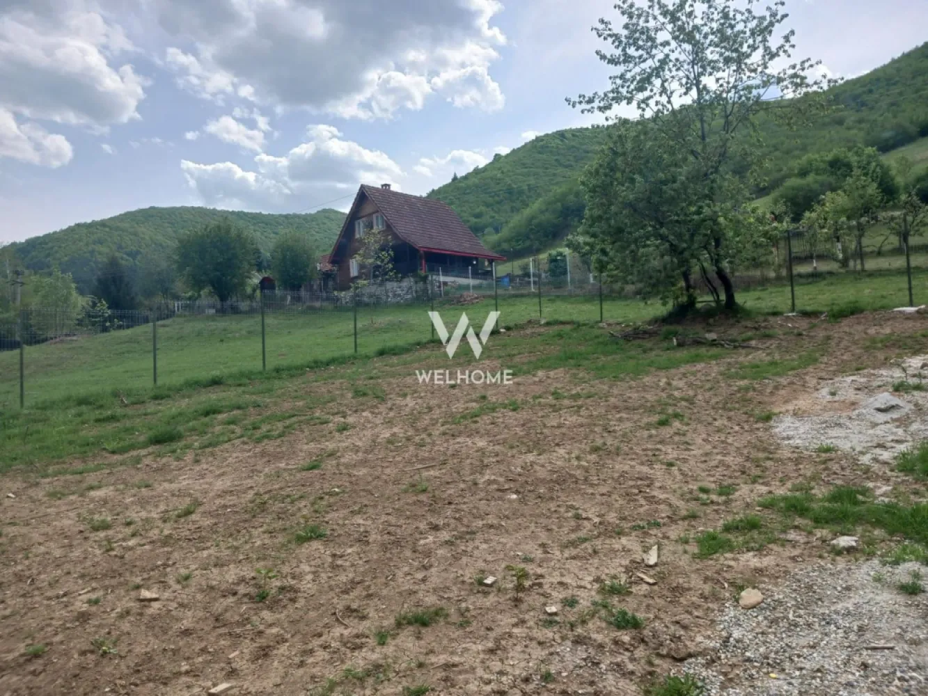 Teren Extravilan situat la intersectia DN1 cu Transfagarasan - Va propunem spre vanzare un teren Extravilan situat la intersectia DN1 cu Transfagarasan Deschidere 20 m la DN 7C-Transfagarasan Suprafata 3000 mp. Distanta faata de utilitati aprox. 100m Pretabil investitie, cabana, Pret: 17000 euro. }}