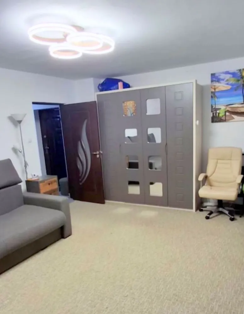 Vanzare - apartament cu o camera - S-uri, Nae leonard - Va propunem spre vanzare un apartament cu o camera, situat in zona IC Frimu, Str. Nae Leonard – S-uri, la parterul unui imobil cu 4 nivele, dat in folosinta in anul 1990. Locuinta are o suprafata utila de 42 mp si beneficiaza de o compartimentare generoasa, fiind ideala atat pentru locuit, cat si pentru investitie. Apartamentul este renovat si dispune de: Centrala termica proprie Geam termopan Gresie si faianta Baie cu geam pentru aerisire naturala Se vinde mobilat si utilat Pozitionarea este un mare avantaj – zona foarte buna, aproape de scoli, licee si mijloc de transport in comun chiar langa locatie, oferind acces rapid catre toate punctele de interes ale orasului. Datorita amplasarii si dotarilor, proprietatea este pretabila si pentru investitie, cu un potential de inchiriere de aproximativ 350 euro/luna. Pret: 56.000 euro Pentru mai multe detalii sau programarea unei vizionari, ma puteti contacta cu incredere. Contact 0746.252.252 - Liliana Ene, consilier imobiliar Mag Invest }}