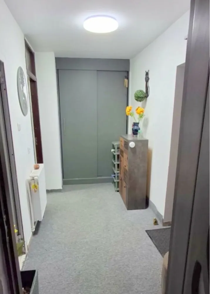 Vanzare - apartament cu o camera - S-uri, Nae leonard - Va propunem spre vanzare un apartament cu o camera, situat in zona IC Frimu, Str. Nae Leonard – S-uri, la parterul unui imobil cu 4 nivele, dat in folosinta in anul 1990. Locuinta are o suprafata utila de 42 mp si beneficiaza de o compartimentare generoasa, fiind ideala atat pentru locuit, cat si pentru investitie. Apartamentul este renovat si dispune de: Centrala termica proprie Geam termopan Gresie si faianta Baie cu geam pentru aerisire naturala Se vinde mobilat si utilat Pozitionarea este un mare avantaj – zona foarte buna, aproape de scoli, licee si mijloc de transport in comun chiar langa locatie, oferind acces rapid catre toate punctele de interes ale orasului. Datorita amplasarii si dotarilor, proprietatea este pretabila si pentru investitie, cu un potential de inchiriere de aproximativ 350 euro/luna. Pret: 56.000 euro Pentru mai multe detalii sau programarea unei vizionari, ma puteti contacta cu incredere. Contact 0746.252.252 - Liliana Ene, consilier imobiliar Mag Invest }}