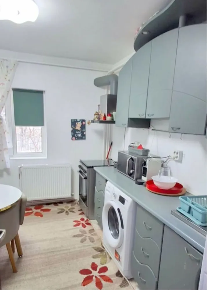 Vanzare - apartament cu o camera - S-uri, Nae leonard - Va propunem spre vanzare un apartament cu o camera, situat in zona IC Frimu, Str. Nae Leonard – S-uri, la parterul unui imobil cu 4 nivele, dat in folosinta in anul 1990. Locuinta are o suprafata utila de 42 mp si beneficiaza de o compartimentare generoasa, fiind ideala atat pentru locuit, cat si pentru investitie. Apartamentul este renovat si dispune de: Centrala termica proprie Geam termopan Gresie si faianta Baie cu geam pentru aerisire naturala Se vinde mobilat si utilat Pozitionarea este un mare avantaj – zona foarte buna, aproape de scoli, licee si mijloc de transport in comun chiar langa locatie, oferind acces rapid catre toate punctele de interes ale orasului. Datorita amplasarii si dotarilor, proprietatea este pretabila si pentru investitie, cu un potential de inchiriere de aproximativ 350 euro/luna. Pret: 56.000 euro Pentru mai multe detalii sau programarea unei vizionari, ma puteti contacta cu incredere. Contact 0746.252.252 - Liliana Ene, consilier imobiliar Mag Invest }}