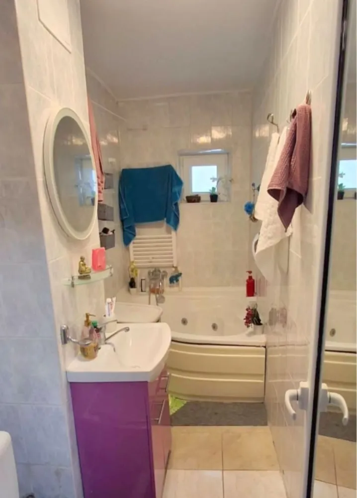 Vanzare - apartament cu o camera - S-uri, Nae leonard - Va propunem spre vanzare un apartament cu o camera, situat in zona IC Frimu, Str. Nae Leonard – S-uri, la parterul unui imobil cu 4 nivele, dat in folosinta in anul 1990. Locuinta are o suprafata utila de 42 mp si beneficiaza de o compartimentare generoasa, fiind ideala atat pentru locuit, cat si pentru investitie. Apartamentul este renovat si dispune de: Centrala termica proprie Geam termopan Gresie si faianta Baie cu geam pentru aerisire naturala Se vinde mobilat si utilat Pozitionarea este un mare avantaj – zona foarte buna, aproape de scoli, licee si mijloc de transport in comun chiar langa locatie, oferind acces rapid catre toate punctele de interes ale orasului. Datorita amplasarii si dotarilor, proprietatea este pretabila si pentru investitie, cu un potential de inchiriere de aproximativ 350 euro/luna. Pret: 56.000 euro Pentru mai multe detalii sau programarea unei vizionari, ma puteti contacta cu incredere. Contact 0746.252.252 - Liliana Ene, consilier imobiliar Mag Invest }}