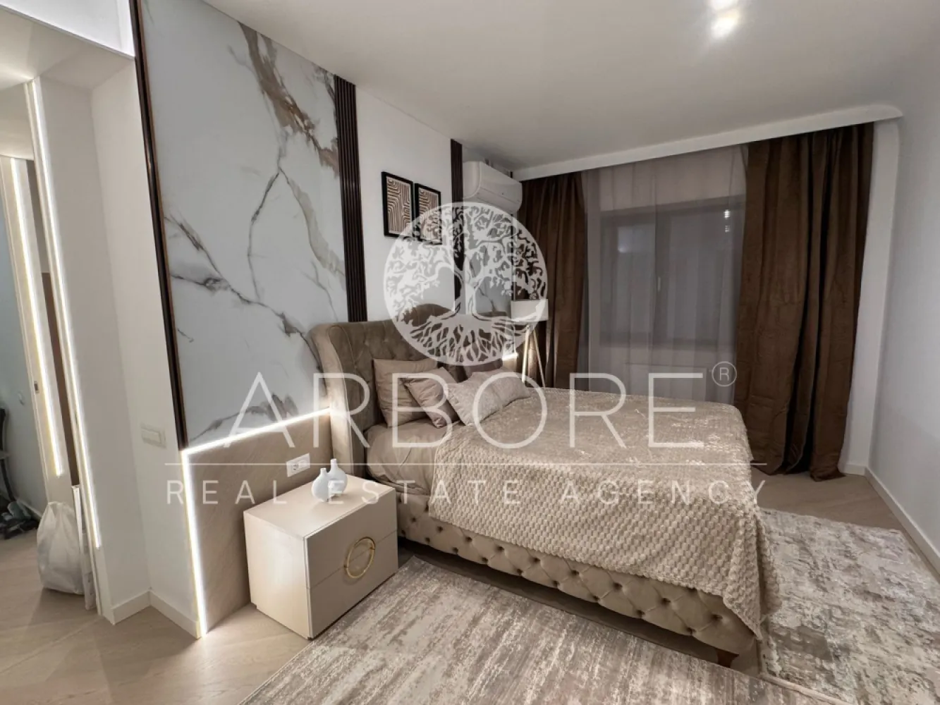 Apartament 3 camere de lux de închiriat mobilat si utilat – Pipera - Arbore Real Estate vă propune spre închiriere un apartament nou, cu 3 camere, situat la etajul 7 din 9, într-un complex rezidențial exclusivist din Pipera, cu loc de parcare inclus. 📐 Compartimentare: decomandat 📍 Locație: Pipera – complex premium 🛋️ Mobilat & utilat complet, gata de mutat 🚗 Loc de parcare inclus Dotări și finisaje de top: 2 grupuri sanitare Aer condiționat multisplit în toate camerele (LG) Uși interioare tip Filomuro Iluminat LED și tavane extensibile Barissol Balcon-terasă spațios, cu mobilă de exterior (fotolii și canapea) Mobilier de lux și finisaje premium Centrala termică individuală Ariston Bucătărie complet echipată: Plită cu inducție & cuptor Electrolux Mașină de spălat rufe cu uscător Mașină de spălat vase Cuptor cu microunde Veselă, tacâmuri, pahare, oale pentru inducție, aspirator, uscător de rufe, lenjerie, etc. Dormitoare: Dormitor matrimonial cu pat și saltea latex (40 cm), pilotă, perne de calitate superioară Dormitor secundar cu dressing generos – poate fi amenajat ca birou sau cameră copil, în funcție de nevoi Complexul oferă un stil de viață premium: 🏊‍♂️ Bazin semiolimpic de înot 🏃‍♂️ Pistă de alergare de peste 1,5 km 🧘‍♀️ Centru fitness & wellness 🛍️ Zonă comercială proprie 🚗 Parcare subterană și supraterană 🌳 Peste 10.000 mp de spații verzi amenajate Finisaje premium ale complexului: Fațadă ventilată SwissPearl Balcoane cu pardoseală flotantă Tâmplărie din aluminiu Schuco Ascensoare Otis Ușă metalică securizată Pinum/Piacentini Obiecte sanitare Daniel Rubinetterie Parchet Balterio Plăci ceramice Keratile 💼 Disponibil din 20.05.2026 Comision agentie 50% 💬 Pentru mai multe detalii sau programarea unei vizionări, nu ezitați să ne contactați! Cu deosebită considerație, Arbore Real Estate 📞 Robert Gurban – Broker Imobiliar 📧 robert@arbore.ro 🌐 www.arbore.ro 📱 +40 757 741 768 }}
