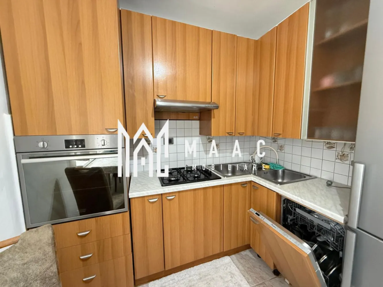 Apartament 3 camere | 2 bai | Renovat | Balcon | V. Aurie