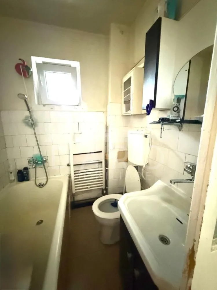 🏢 Apartament 2 camere de vânzare – zona Moldovei | - 🏢 Apartament 2 camere de vânzare – zona Moldovei | aproape de Macul Rosu Se oferă spre vânzare apartament cu 2 camere, situat în Târgu Mureș, pe strada Moldovei, într-o zonă foarte bine poziționată, aproape de magazine, transport în comun și puncte de interes. 📍 Detalii proprietate: • Etaj: 4 • Suprafață: 38 mp • Compartimentare: • Living • Dormitor • Bucătărie • Baie • Hol • Cămară • Balcon închis cu geamuri termopan • Apartamentul necesită renovare – ideal pentru personalizare sau investiție (închiriere) • Centrală proprie 💰 Preț: 74.000 € 📞 Pentru detalii și programări: Coman Maria – Agent imobiliar & Broker credite Kiwi Finance Telefon: 0749 535 729 }}