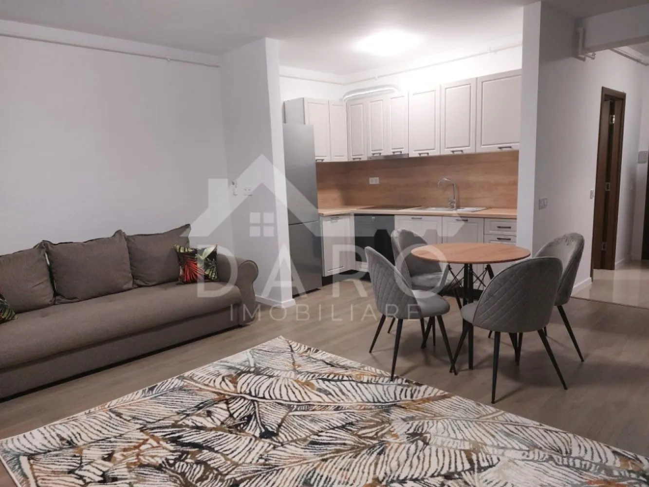 🏡 Studio de închiriat – Green Residence | 350 €/lună - 🏡 Studio de închiriat – Green Residence | 350 €/lună Se oferă spre închiriere studio situat în complexul Green Residence, într-o zonă liniștită și foarte căutată. Apartamentul este luminos, mobilat modern, cu mobilier nou și este gata de predare. 💰 Chirie: 350 €/lună ✔ mobilat modern, mobilier nou ✔ apartament luminos ✔ vedere spre pădure ✔ disponibil imediat Compartimentare: ✔ cameră open space ✔ bucătărie ✔ baie ✔ hol Facilități și avantaje: 📍 zonă liniștită, cu mult spațiu verde 📍 Kaufland, Lidl și Merkur la aproximativ 10 minute de mers pe jos 📍 aparate de fitness în aer liber în cadrul complexului 🤝 Proprietate promovată prin DARO Imobiliare 🏠 Te gândești să îți cumperi propriul apartament? Prin Kiwi Finance ai: ✔ analiză GRATUITĂ a eligibilității ✔ acces la oferte de la peste 12 bănci ✔ negocierea dobânzii în favoarea ta ✔ suport complet până la obținerea creditului 📞 Detalii și vizionări: Coman Maria – DARO Imobiliare & Kiwi Finance 📱 0749 535 729 🔑 DARO Imobiliare – găsim proprietatea potrivită. 💳 Kiwi Finance – obținem creditul pentru casa ta. }}