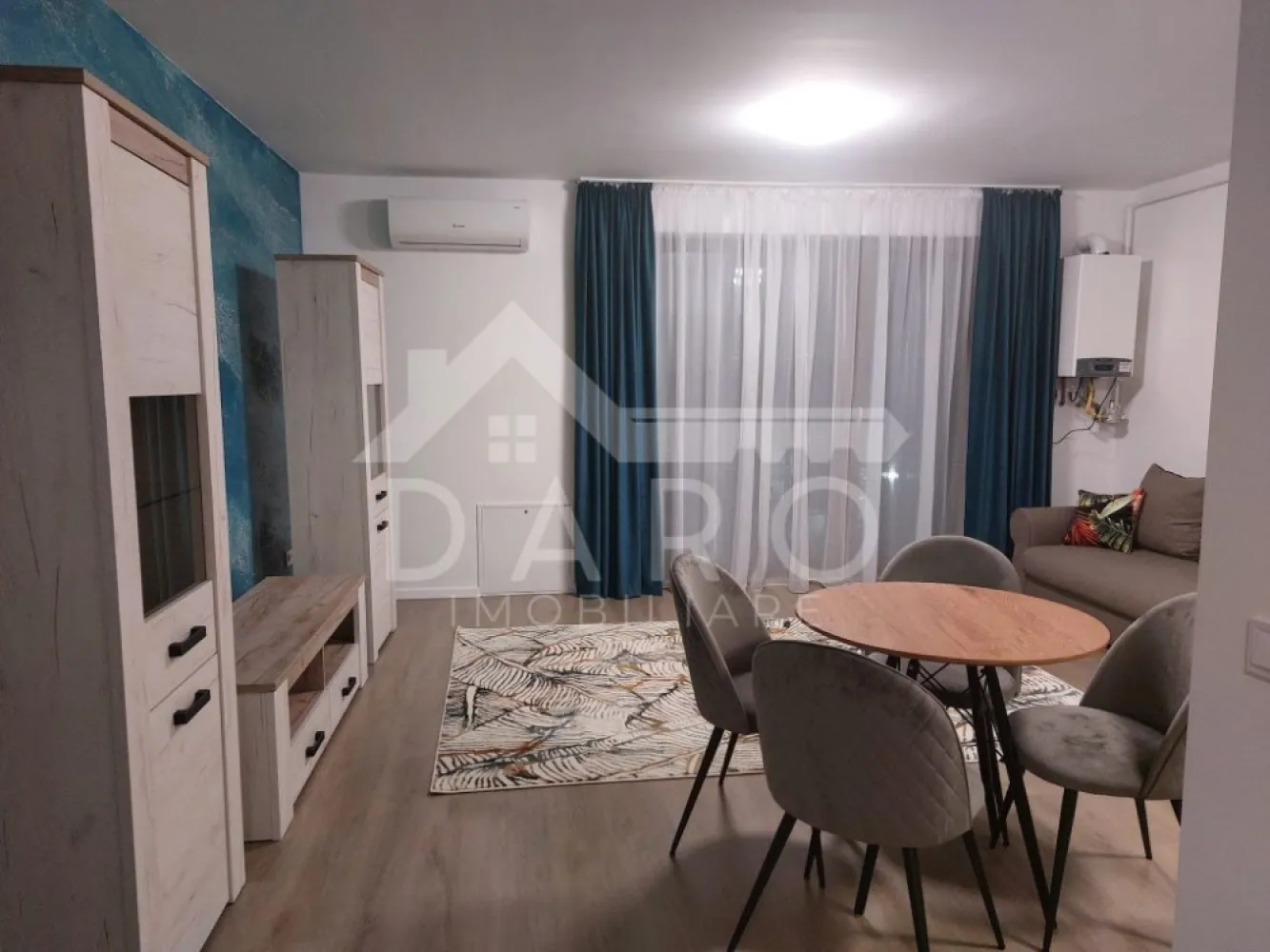 🏡 Studio de închiriat – Green Residence | 350 €/lună - 🏡 Studio de închiriat – Green Residence | 350 €/lună Se oferă spre închiriere studio situat în complexul Green Residence, într-o zonă liniștită și foarte căutată. Apartamentul este luminos, mobilat modern, cu mobilier nou și este gata de predare. 💰 Chirie: 350 €/lună ✔ mobilat modern, mobilier nou ✔ apartament luminos ✔ vedere spre pădure ✔ disponibil imediat Compartimentare: ✔ cameră open space ✔ bucătărie ✔ baie ✔ hol Facilități și avantaje: 📍 zonă liniștită, cu mult spațiu verde 📍 Kaufland, Lidl și Merkur la aproximativ 10 minute de mers pe jos 📍 aparate de fitness în aer liber în cadrul complexului 🤝 Proprietate promovată prin DARO Imobiliare 🏠 Te gândești să îți cumperi propriul apartament? Prin Kiwi Finance ai: ✔ analiză GRATUITĂ a eligibilității ✔ acces la oferte de la peste 12 bănci ✔ negocierea dobânzii în favoarea ta ✔ suport complet până la obținerea creditului 📞 Detalii și vizionări: Coman Maria – DARO Imobiliare & Kiwi Finance 📱 0749 535 729 🔑 DARO Imobiliare – găsim proprietatea potrivită. 💳 Kiwi Finance – obținem creditul pentru casa ta. }}