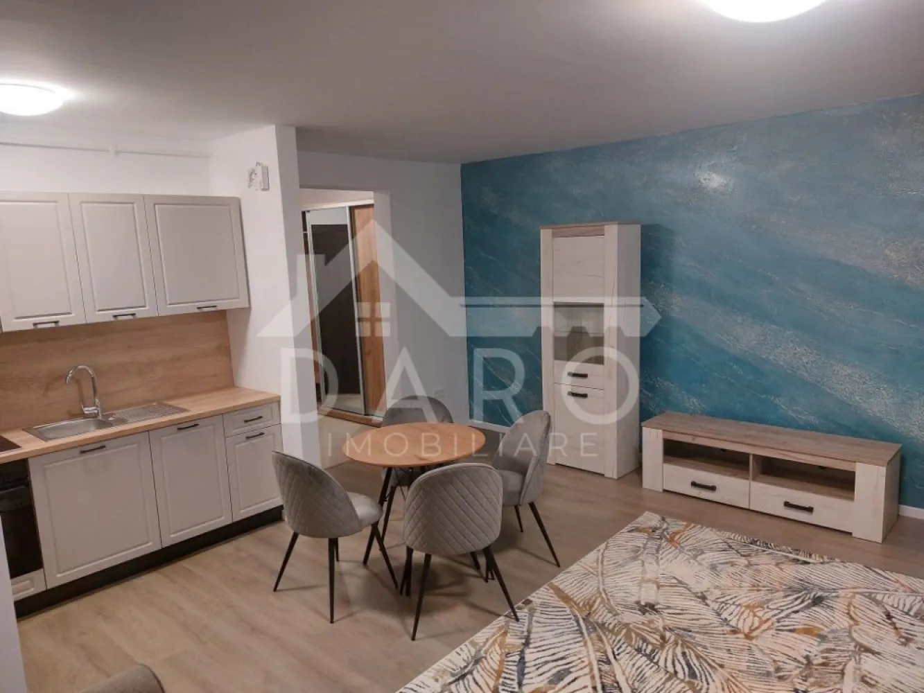 🏡 Studio de închiriat – Green Residence | 350 €/lună - 🏡 Studio de închiriat – Green Residence | 350 €/lună Se oferă spre închiriere studio situat în complexul Green Residence, într-o zonă liniștită și foarte căutată. Apartamentul este luminos, mobilat modern, cu mobilier nou și este gata de predare. 💰 Chirie: 350 €/lună ✔ mobilat modern, mobilier nou ✔ apartament luminos ✔ vedere spre pădure ✔ disponibil imediat Compartimentare: ✔ cameră open space ✔ bucătărie ✔ baie ✔ hol Facilități și avantaje: 📍 zonă liniștită, cu mult spațiu verde 📍 Kaufland, Lidl și Merkur la aproximativ 10 minute de mers pe jos 📍 aparate de fitness în aer liber în cadrul complexului 🤝 Proprietate promovată prin DARO Imobiliare 🏠 Te gândești să îți cumperi propriul apartament? Prin Kiwi Finance ai: ✔ analiză GRATUITĂ a eligibilității ✔ acces la oferte de la peste 12 bănci ✔ negocierea dobânzii în favoarea ta ✔ suport complet până la obținerea creditului 📞 Detalii și vizionări: Coman Maria – DARO Imobiliare & Kiwi Finance 📱 0749 535 729 🔑 DARO Imobiliare – găsim proprietatea potrivită. 💳 Kiwi Finance – obținem creditul pentru casa ta. }}