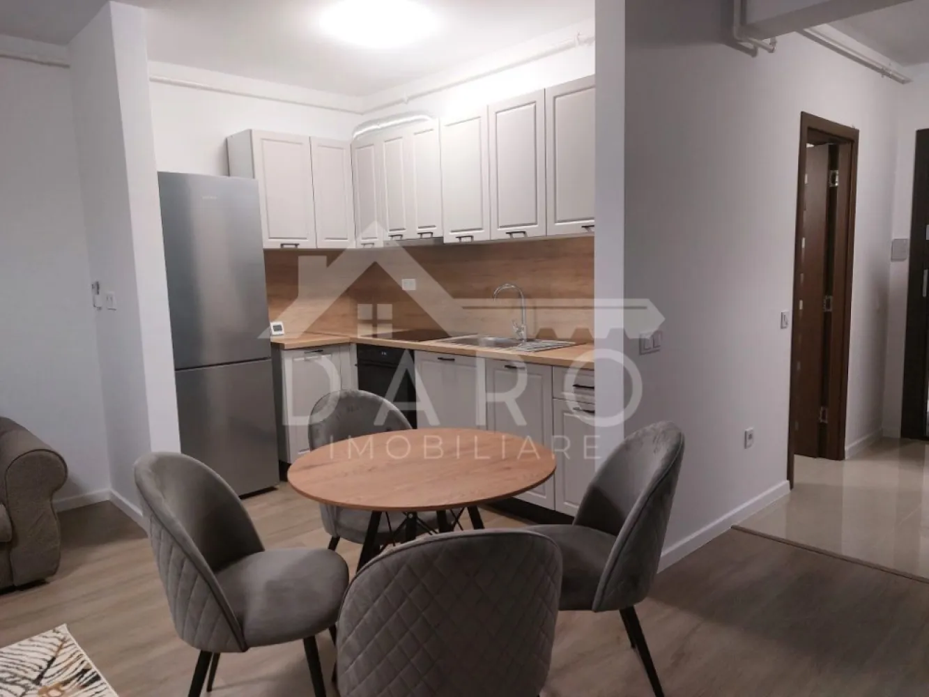 🏡 Studio de închiriat – Green Residence | 350 €/lună - 🏡 Studio de închiriat – Green Residence | 350 €/lună Se oferă spre închiriere studio situat în complexul Green Residence, într-o zonă liniștită și foarte căutată. Apartamentul este luminos, mobilat modern, cu mobilier nou și este gata de predare. 💰 Chirie: 350 €/lună ✔ mobilat modern, mobilier nou ✔ apartament luminos ✔ vedere spre pădure ✔ disponibil imediat Compartimentare: ✔ cameră open space ✔ bucătărie ✔ baie ✔ hol Facilități și avantaje: 📍 zonă liniștită, cu mult spațiu verde 📍 Kaufland, Lidl și Merkur la aproximativ 10 minute de mers pe jos 📍 aparate de fitness în aer liber în cadrul complexului 🤝 Proprietate promovată prin DARO Imobiliare 🏠 Te gândești să îți cumperi propriul apartament? Prin Kiwi Finance ai: ✔ analiză GRATUITĂ a eligibilității ✔ acces la oferte de la peste 12 bănci ✔ negocierea dobânzii în favoarea ta ✔ suport complet până la obținerea creditului 📞 Detalii și vizionări: Coman Maria – DARO Imobiliare & Kiwi Finance 📱 0749 535 729 🔑 DARO Imobiliare – găsim proprietatea potrivită. 💳 Kiwi Finance – obținem creditul pentru casa ta. }}