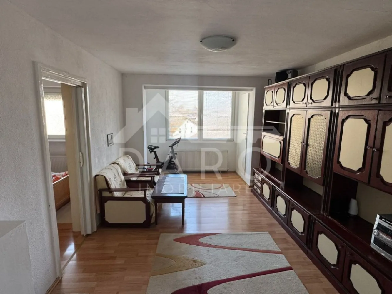 Apartament 3 camere - 🏡 Apartament 3 camere de vânzare – Rovinari (Ady) | 53 mp utili | Etaj 3 | Preț negociabil Se oferă spre vânzare apartament cu 3 camere, situat în Târgu Mureș, pe strada Romulus Guga, la intrarea în cartierul Rovinari (Ady), într-o zonă accesibilă și apreciată. Apartamentul este tip circular (camerele au și intrări separate), ideal pentru locuință sau investiție. 💰 Preț: ușor negociabil 📐 Suprafață utilă: 53 mp (59 mp total) 🏢 Etaj: 3 din 4 ✔ apartament tip circular ✔ balcon închis, incorporat în camera mare Compartimentare: ✔ 3 camere ✔ bucătărie ✔ cămară ✔ baie ✔ două holuri ✔ balcon închis Dotări și îmbunătățiri: ✔ centrală termică în condensare ✔ geamuri termopan ✔ ușă metalică la intrare ✔ parchet laminat, gresie și faianță ✔ izolație termică interioară pe toți pereții exteriori ✔ instalația de apă schimbată pe tot tronsonul ✔ jaluzele exterioare ✔ plase de țânțari la toate ferestrele Avantaje locație: 📍 strada Romulus Guga – acces facil către oraș 📍 zonă liniștită, la intrarea în cartierul Rovinari 📍 aproape de magazine, școli, transport în comun 💎 Apartament ideal pentru familie sau pentru investiție în vederea închirierii. 🤝 Proprietate promovată prin DARO Imobiliare 💳 Pentru achiziție, prin Kiwi Finance beneficiezi de: ✔ analiză GRATUITĂ a eligibilității ✔ acces la oferte de la peste 12 bănci ✔ negocierea dobânzii în favoarea ta ✔ suport complet până la semnarea contractului 📞 Detalii și vizionări: Coman Maria – DARO Imobiliare & Kiwi Finance 📱 0749 535 729 🔑 DARO Imobiliare – găsim proprietatea potrivită. 💳 Kiwi Finance – obținem creditul pentru a o cumpăra. }}