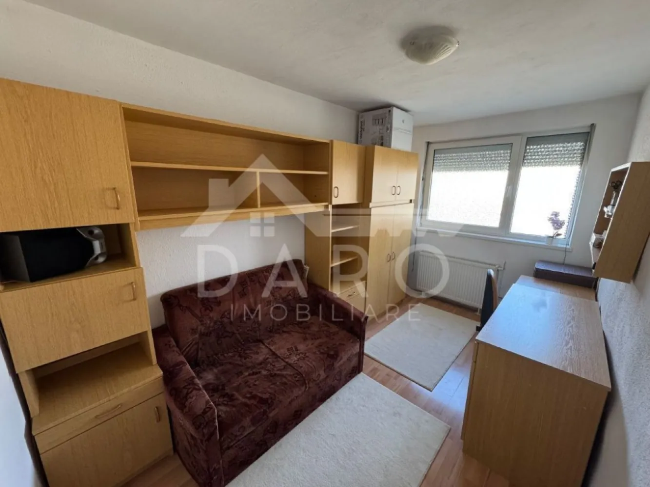 Apartament 3 camere - 🏡 Apartament 3 camere de vânzare – Rovinari (Ady) | 53 mp utili | Etaj 3 | Preț negociabil Se oferă spre vânzare apartament cu 3 camere, situat în Târgu Mureș, pe strada Romulus Guga, la intrarea în cartierul Rovinari (Ady), într-o zonă accesibilă și apreciată. Apartamentul este tip circular (camerele au și intrări separate), ideal pentru locuință sau investiție. 💰 Preț: ușor negociabil 📐 Suprafață utilă: 53 mp (59 mp total) 🏢 Etaj: 3 din 4 ✔ apartament tip circular ✔ balcon închis, incorporat în camera mare Compartimentare: ✔ 3 camere ✔ bucătărie ✔ cămară ✔ baie ✔ două holuri ✔ balcon închis Dotări și îmbunătățiri: ✔ centrală termică în condensare ✔ geamuri termopan ✔ ușă metalică la intrare ✔ parchet laminat, gresie și faianță ✔ izolație termică interioară pe toți pereții exteriori ✔ instalația de apă schimbată pe tot tronsonul ✔ jaluzele exterioare ✔ plase de țânțari la toate ferestrele Avantaje locație: 📍 strada Romulus Guga – acces facil către oraș 📍 zonă liniștită, la intrarea în cartierul Rovinari 📍 aproape de magazine, școli, transport în comun 💎 Apartament ideal pentru familie sau pentru investiție în vederea închirierii. 🤝 Proprietate promovată prin DARO Imobiliare 💳 Pentru achiziție, prin Kiwi Finance beneficiezi de: ✔ analiză GRATUITĂ a eligibilității ✔ acces la oferte de la peste 12 bănci ✔ negocierea dobânzii în favoarea ta ✔ suport complet până la semnarea contractului 📞 Detalii și vizionări: Coman Maria – DARO Imobiliare & Kiwi Finance 📱 0749 535 729 🔑 DARO Imobiliare – găsim proprietatea potrivită. 💳 Kiwi Finance – obținem creditul pentru a o cumpăra. }}