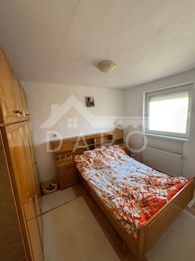 Apartament 3 camere - 🏡 Apartament 3 camere de vânzare – Rovinari (Ady) | 53 mp utili | Etaj 3 | Preț negociabil Se oferă spre vânzare apartament cu 3 camere, situat în Târgu Mureș, pe strada Romulus Guga, la intrarea în cartierul Rovinari (Ady), într-o zonă accesibilă și apreciată. Apartamentul este tip circular (camerele au și intrări separate), ideal pentru locuință sau investiție. 💰 Preț: ușor negociabil 📐 Suprafață utilă: 53 mp (59 mp total) 🏢 Etaj: 3 din 4 ✔ apartament tip circular ✔ balcon închis, incorporat în camera mare Compartimentare: ✔ 3 camere ✔ bucătărie ✔ cămară ✔ baie ✔ două holuri ✔ balcon închis Dotări și îmbunătățiri: ✔ centrală termică în condensare ✔ geamuri termopan ✔ ușă metalică la intrare ✔ parchet laminat, gresie și faianță ✔ izolație termică interioară pe toți pereții exteriori ✔ instalația de apă schimbată pe tot tronsonul ✔ jaluzele exterioare ✔ plase de țânțari la toate ferestrele Avantaje locație: 📍 strada Romulus Guga – acces facil către oraș 📍 zonă liniștită, la intrarea în cartierul Rovinari 📍 aproape de magazine, școli, transport în comun 💎 Apartament ideal pentru familie sau pentru investiție în vederea închirierii. 🤝 Proprietate promovată prin DARO Imobiliare 💳 Pentru achiziție, prin Kiwi Finance beneficiezi de: ✔ analiză GRATUITĂ a eligibilității ✔ acces la oferte de la peste 12 bănci ✔ negocierea dobânzii în favoarea ta ✔ suport complet până la semnarea contractului 📞 Detalii și vizionări: Coman Maria – DARO Imobiliare & Kiwi Finance 📱 0749 535 729 🔑 DARO Imobiliare – găsim proprietatea potrivită. 💳 Kiwi Finance – obținem creditul pentru a o cumpăra. }}