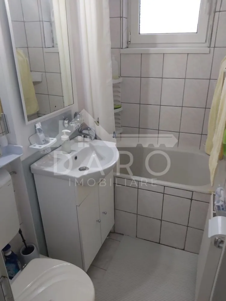 Apartament 3 camere - 🏡 Apartament 3 camere de vânzare – Rovinari (Ady) | 53 mp utili | Etaj 3 | Preț negociabil Se oferă spre vânzare apartament cu 3 camere, situat în Târgu Mureș, pe strada Romulus Guga, la intrarea în cartierul Rovinari (Ady), într-o zonă accesibilă și apreciată. Apartamentul este tip circular (camerele au și intrări separate), ideal pentru locuință sau investiție. 💰 Preț: ușor negociabil 📐 Suprafață utilă: 53 mp (59 mp total) 🏢 Etaj: 3 din 4 ✔ apartament tip circular ✔ balcon închis, incorporat în camera mare Compartimentare: ✔ 3 camere ✔ bucătărie ✔ cămară ✔ baie ✔ două holuri ✔ balcon închis Dotări și îmbunătățiri: ✔ centrală termică în condensare ✔ geamuri termopan ✔ ușă metalică la intrare ✔ parchet laminat, gresie și faianță ✔ izolație termică interioară pe toți pereții exteriori ✔ instalația de apă schimbată pe tot tronsonul ✔ jaluzele exterioare ✔ plase de țânțari la toate ferestrele Avantaje locație: 📍 strada Romulus Guga – acces facil către oraș 📍 zonă liniștită, la intrarea în cartierul Rovinari 📍 aproape de magazine, școli, transport în comun 💎 Apartament ideal pentru familie sau pentru investiție în vederea închirierii. 🤝 Proprietate promovată prin DARO Imobiliare 💳 Pentru achiziție, prin Kiwi Finance beneficiezi de: ✔ analiză GRATUITĂ a eligibilității ✔ acces la oferte de la peste 12 bănci ✔ negocierea dobânzii în favoarea ta ✔ suport complet până la semnarea contractului 📞 Detalii și vizionări: Coman Maria – DARO Imobiliare & Kiwi Finance 📱 0749 535 729 🔑 DARO Imobiliare – găsim proprietatea potrivită. 💳 Kiwi Finance – obținem creditul pentru a o cumpăra. }}