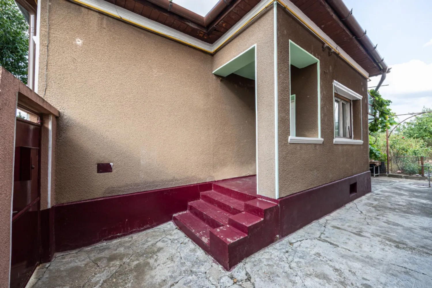 O casă în Grădiște, cu grădină proprie - teren 316 mp - În cartierul Grădiște, pe strada Mitropolit Antim Ivireanul, te așteaptă o casă cu 316 mp teren – genul de proprietate care îți oferă liniște, dar și acces rapid la tot ce contează în oraș. 💶 Preț nou: 106.000 € (de la 113.000 €) ✅ Comision 0% 🏠 2 camere spațioase 🏡 Antreu + bucătărie închisă 🛁 Baie 🔥 Centrală termică proprie 🍃 Grădină privată 316 mp 🧱 Pivniță 🛋️ Mobilată și utilată 🔨 Necesită renovare – perfectă pentru a o personaliza exact cum îți dorești 📍 Zonă liniștită, comunitate stabilă, aproape de magazine, școli și transport public. 👉 Programează o vizionare și vezi potențialul dincolo de ziduri. 📞 Mihai Molnar – 0761 899 230 Ai o proprietate în Arad și vrei să știi cât valorează? Sună-mă pentru o evaluare gratuită. Nu ai toți banii? Găsim împreună cea mai bună soluție de finanțare – serviciu gratuit. 🏢 ACASĂ | Agenție imobiliară Arad 📍 Bulevardul Decebal 2, Arad 310133 }}