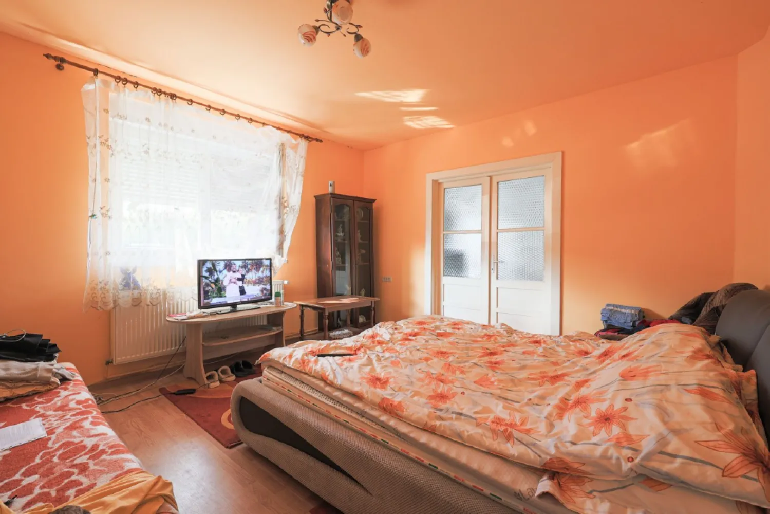 O casă în Grădiște, cu grădină proprie - teren 316 mp - În cartierul Grădiște, pe strada Mitropolit Antim Ivireanul, te așteaptă o casă cu 316 mp teren – genul de proprietate care îți oferă liniște, dar și acces rapid la tot ce contează în oraș. 💶 Preț nou: 106.000 € (de la 113.000 €) ✅ Comision 0% 🏠 2 camere spațioase 🏡 Antreu + bucătărie închisă 🛁 Baie 🔥 Centrală termică proprie 🍃 Grădină privată 316 mp 🧱 Pivniță 🛋️ Mobilată și utilată 🔨 Necesită renovare – perfectă pentru a o personaliza exact cum îți dorești 📍 Zonă liniștită, comunitate stabilă, aproape de magazine, școli și transport public. 👉 Programează o vizionare și vezi potențialul dincolo de ziduri. 📞 Mihai Molnar – 0761 899 230 Ai o proprietate în Arad și vrei să știi cât valorează? Sună-mă pentru o evaluare gratuită. Nu ai toți banii? Găsim împreună cea mai bună soluție de finanțare – serviciu gratuit. 🏢 ACASĂ | Agenție imobiliară Arad 📍 Bulevardul Decebal 2, Arad 310133 }}