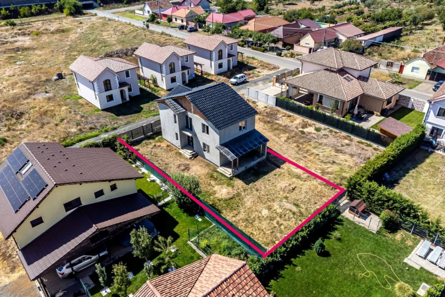 Casă nouă, parțial finalizată – Str. Constituției, Aradul Nou - Cauți o casă nouă, într-un cartier foarte bun, pe care să o termini exact pe gustul tău? Această proprietate din Aradul Nou îți oferă fix combinația asta: locație premium, construcție solidă și potențial mare de personalizare și extindere. Situată într-una dintre cele mai apreciate zone de case din Arad, proprietatea oferă: acces rapid la puncte de interes ale orașului; proximitate față de zone comerciale, școli, transport public și artere principale; cartier în continuă dezvoltare, foarte căutat pentru locuire. Date tehnice: Teren: 419 mp Deschidere la stradă: 12 m – ideală pentru acces auto, garaj, alei, spațiu verde Amprentă la sol: 85 mp Suprafață utilă: 145 mp Detalii construcție: Construcție nouă (2020) Realizată din cărămidă Acoperiș din țiglă – durabil și estetic Stadiu: parțial finalizată – îți permite să alegi finisajele și să creezi interiorul pe stilul tău Posibilitate de mansardare – excelent pentru spațiu suplimentar (dormitoare, birou, zonă hobby, loc de joacă etc.) Compartimentare gândită pentru confort: 4 camere; 3 dormitoare; 2 băi cu geam – lumină naturală și ventilație; bucătărie; terasă – perfectă pentru relaxare în aer liber; curte cu potențial de amenajare: grădină, loc de joacă, zonă de barbeque. De ce merită văzută? Zonă excelentă, foarte căutată pentru locuință Casă nouă, cu structură solidă, în care poți alege finisajele Posibilitate reală de extindere prin mansardare Oportunitate bună pentru familii care vor casă cu curte, dar și pentru investitori care văd potențialul zonei. Preț listare: 169.000 EUR / comision zero / telefon: 0761 899 230 / Hai să vorbim! 💳 Nu dispui de toată suma? Te ajutăm gratuit cu finanțarea – îți obținem oferte de la 16 bănci. 🏠 Ai o proprietate de vânzare în Arad și vrei să știi cât valorează cu adevărat? Sună-mă pentru o evaluare gratuită, fără obligații. 📍 Birou: ACASĂ | Agenție imobiliară Arad Bulevardul Decebal 2, Arad 310133