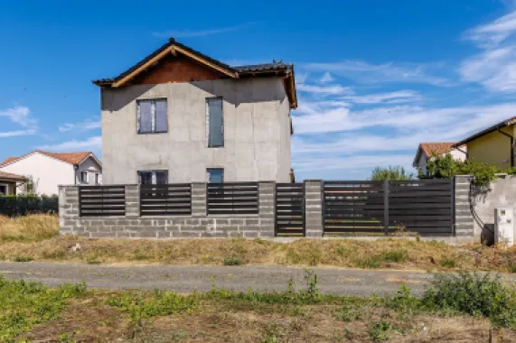 Casă nouă, parțial finalizată – Str. Constituției, Aradul Nou