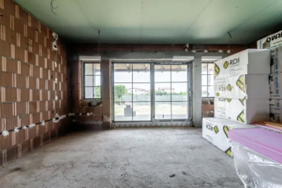 Casă nouă, parțial finalizată – Str. Constituției, Aradul Nou